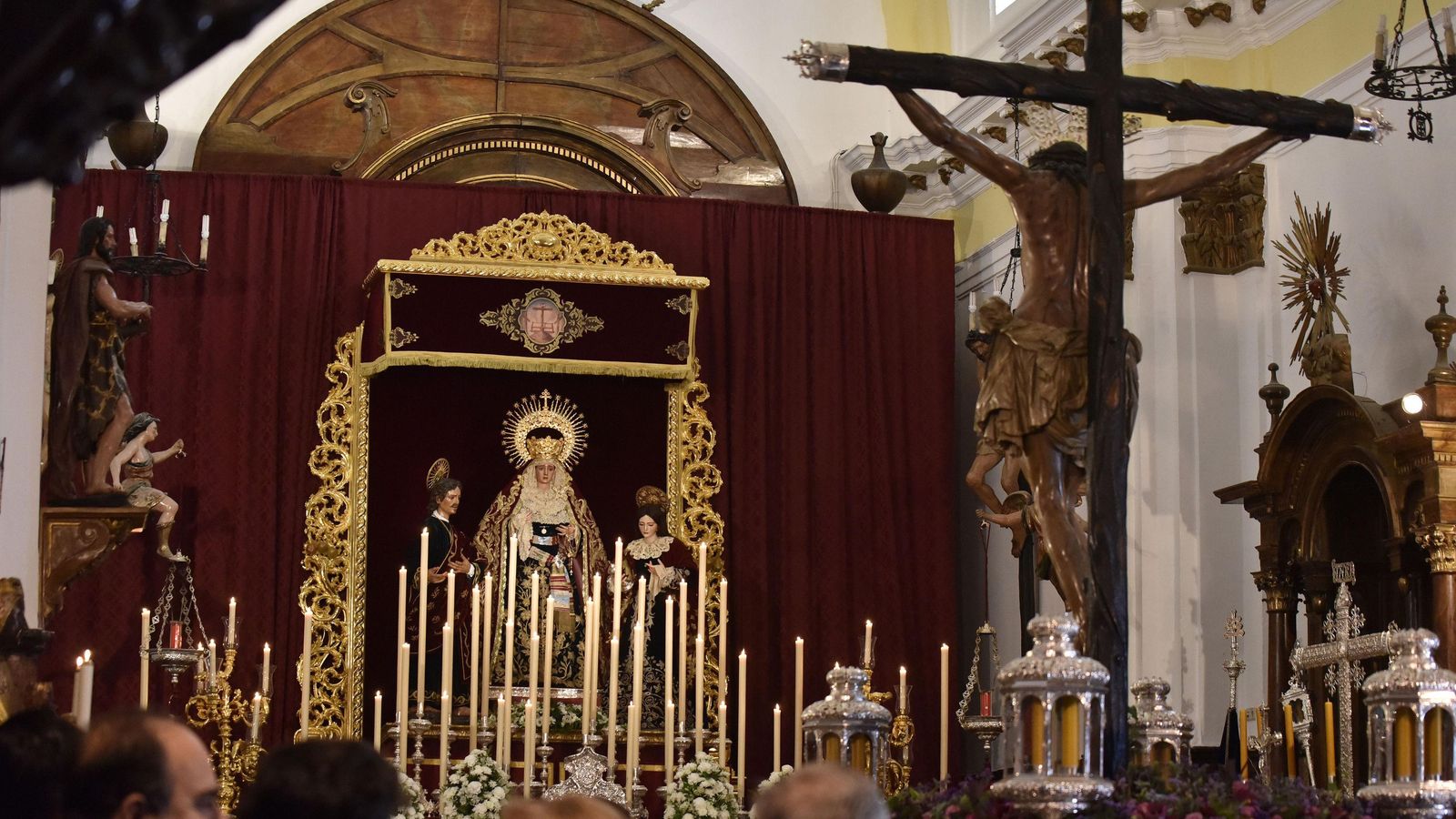 Los titulares de la Hermandad de Montserrat en el interior de su capilla.