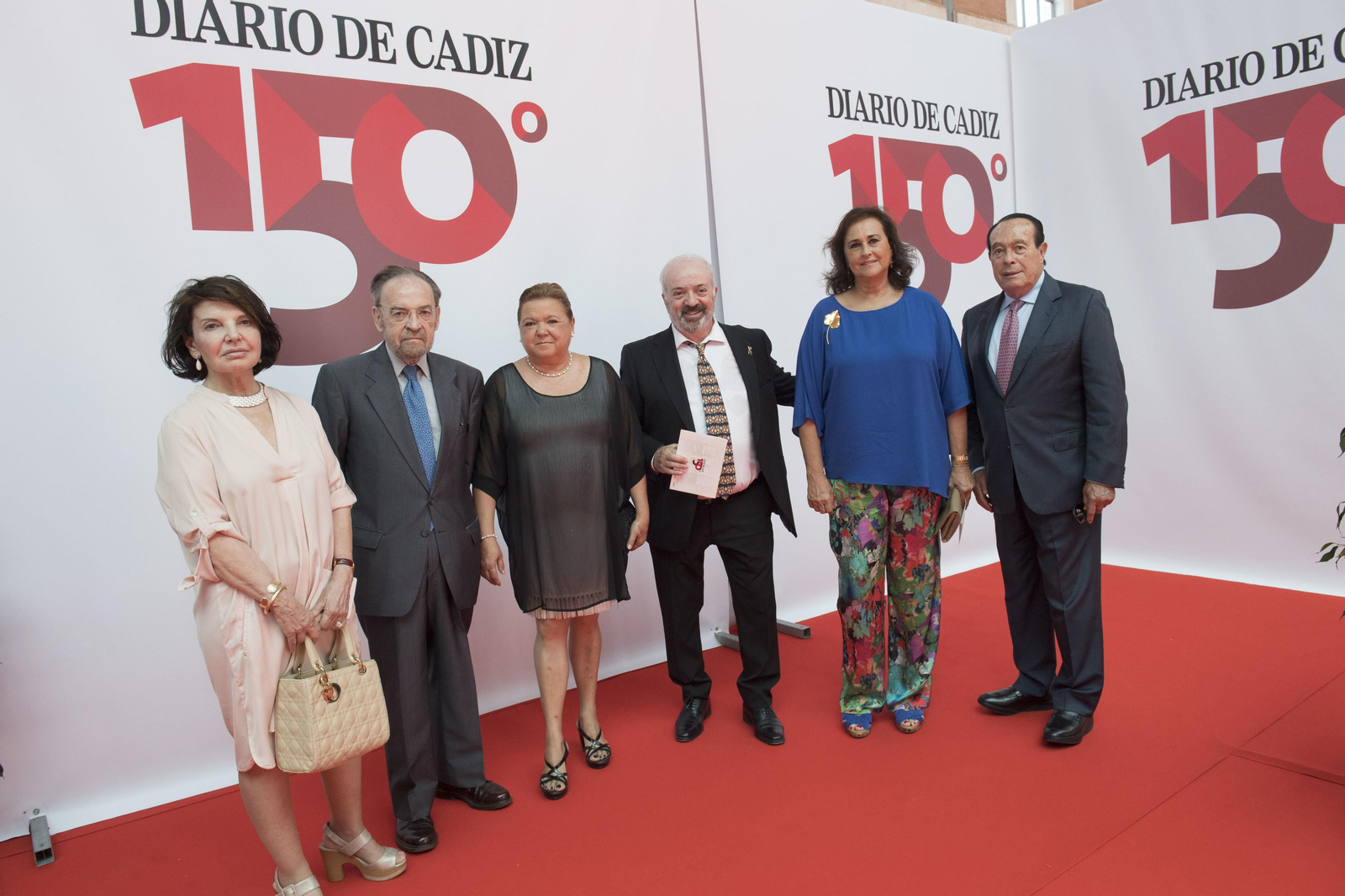 Isabel Horce junto a su marido, el columnista Antonio Burgos, Amparo García Aragón junto a su marido, el comparsista Antonio Martín, y Carmen Tello junto a Curro Romero.