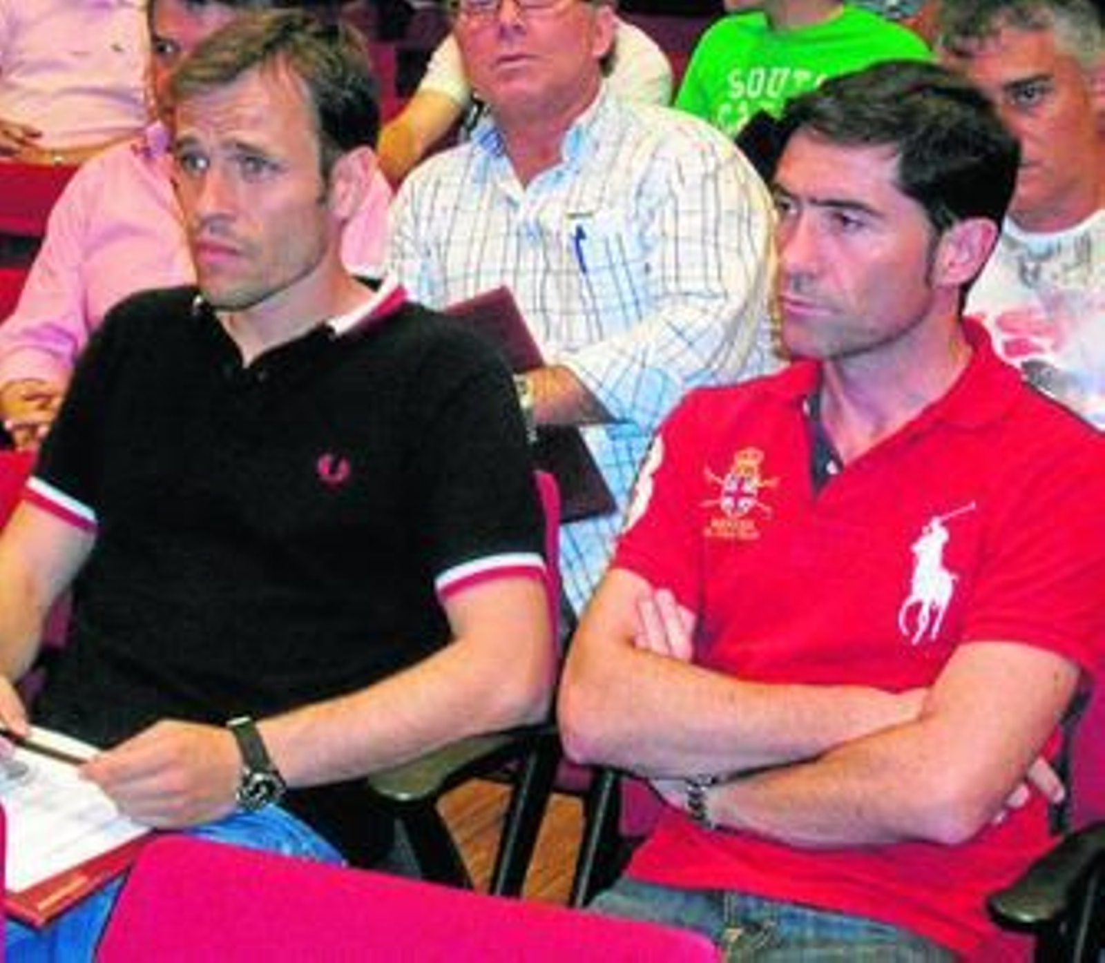 Marcelino escucha a Monchi durante la ponencia de éste en unas jornadas técnicas en Gijón.