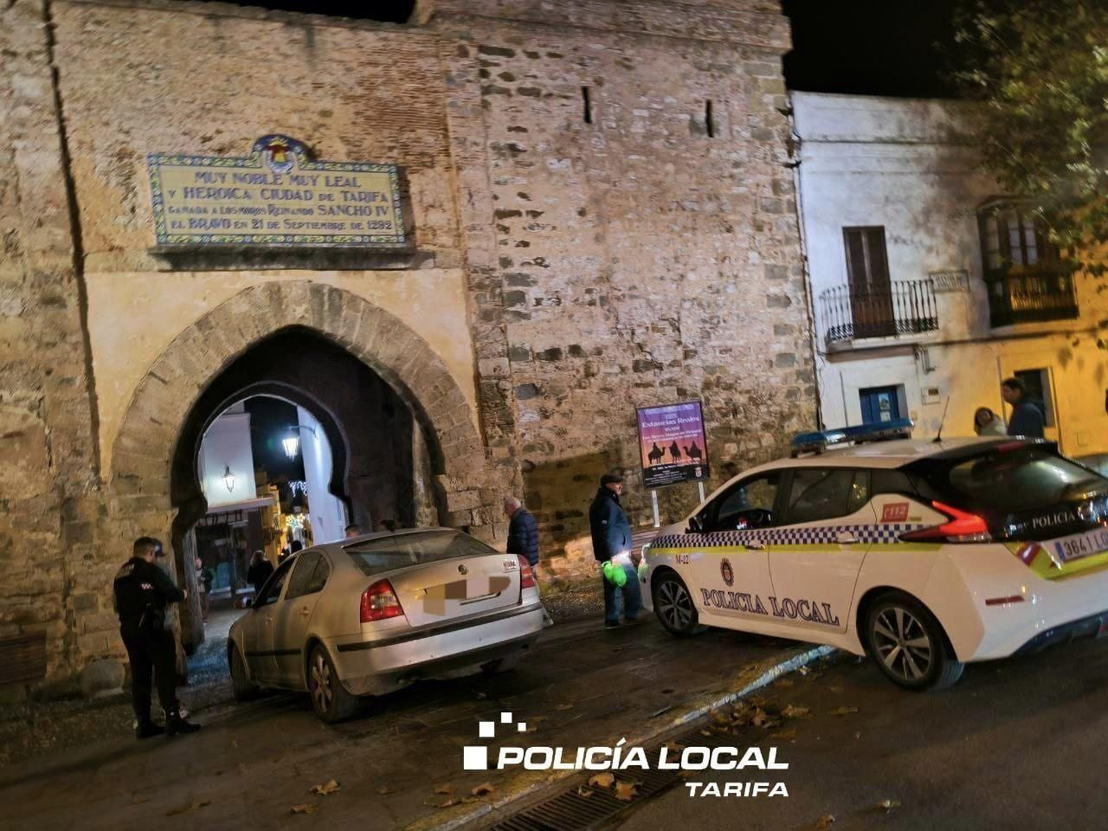 El vehículo infractor detenido por la Policía Local de Tarifa.