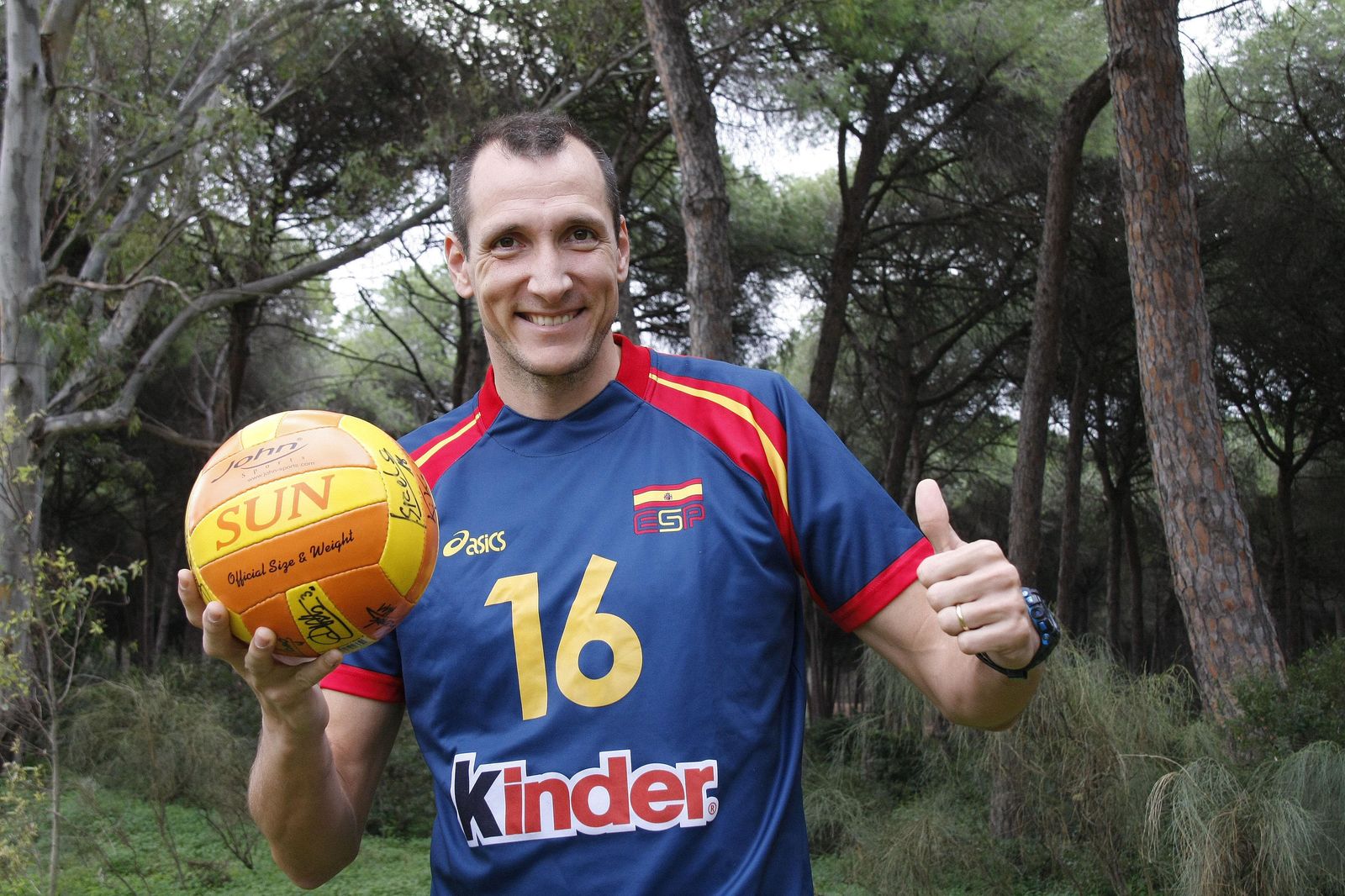 Julián García-Torres viste la camiseta de la selección española sosteniendo un balón firmado por todos los héroes del Europeo de 2007.