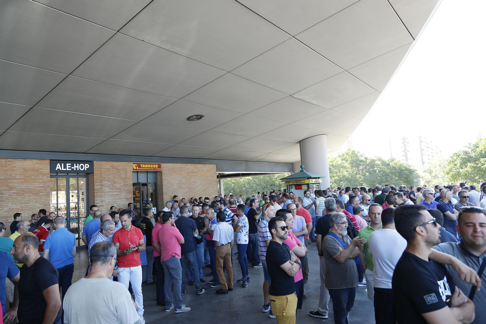Imágenes de la asamblea de los taxistas de Sevilla en Santa Justa