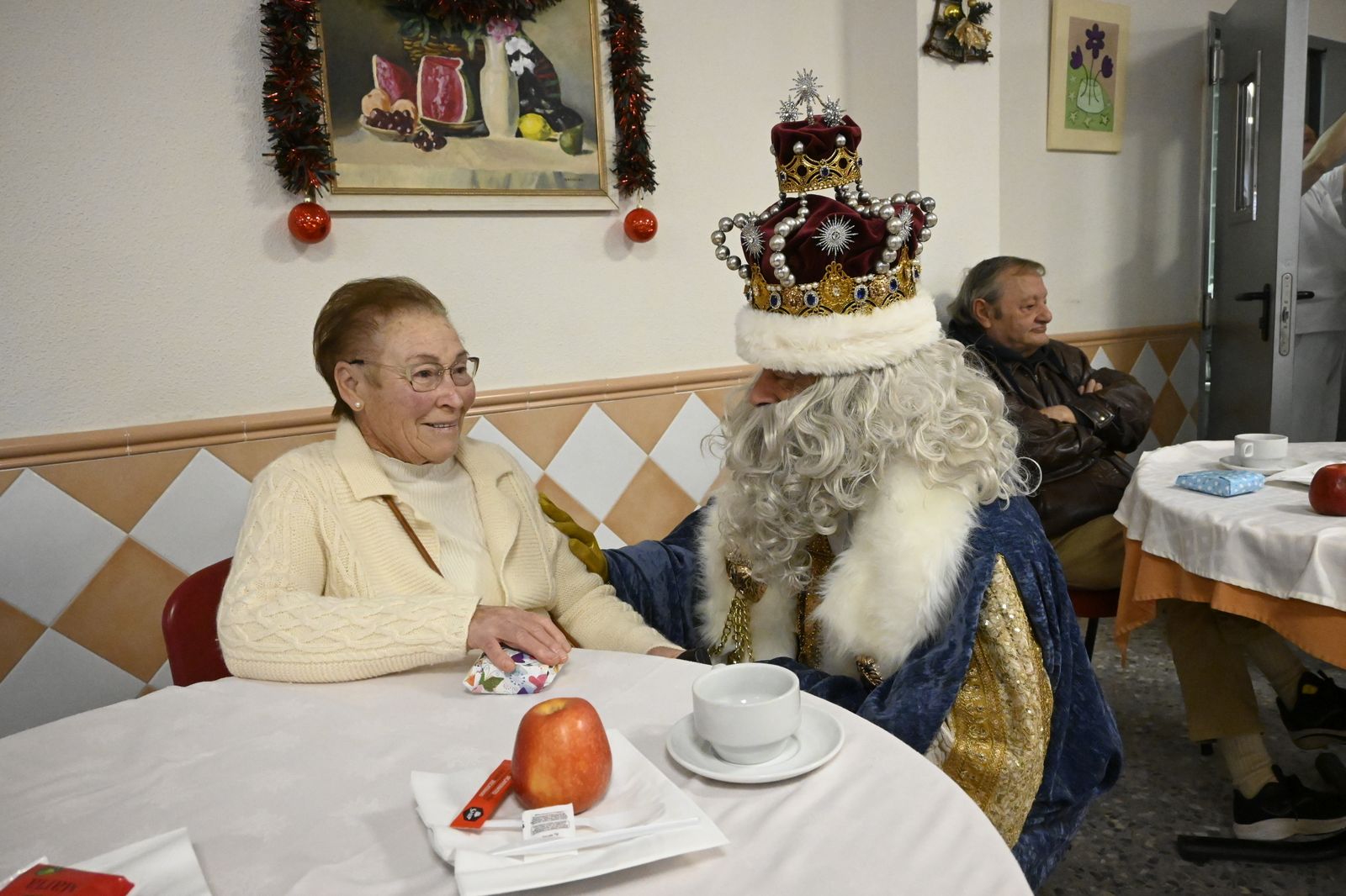 Visita de los Reyes Magos a los ancianos de los asilos de Huelva, en imágenes