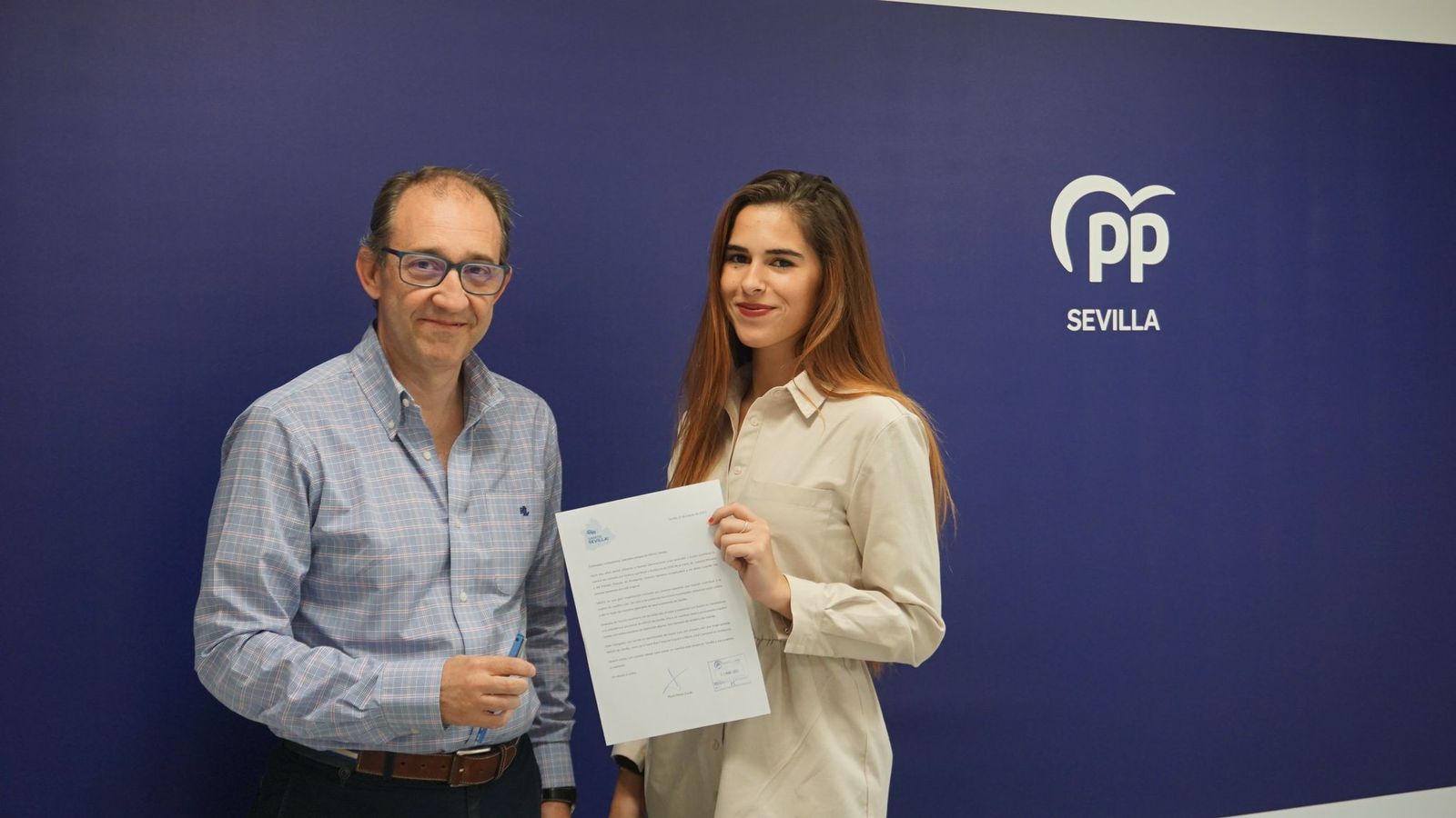 Rocío Pérez, en la entrega de la documentación de su candidatura al gerente del PP de Sevilla
