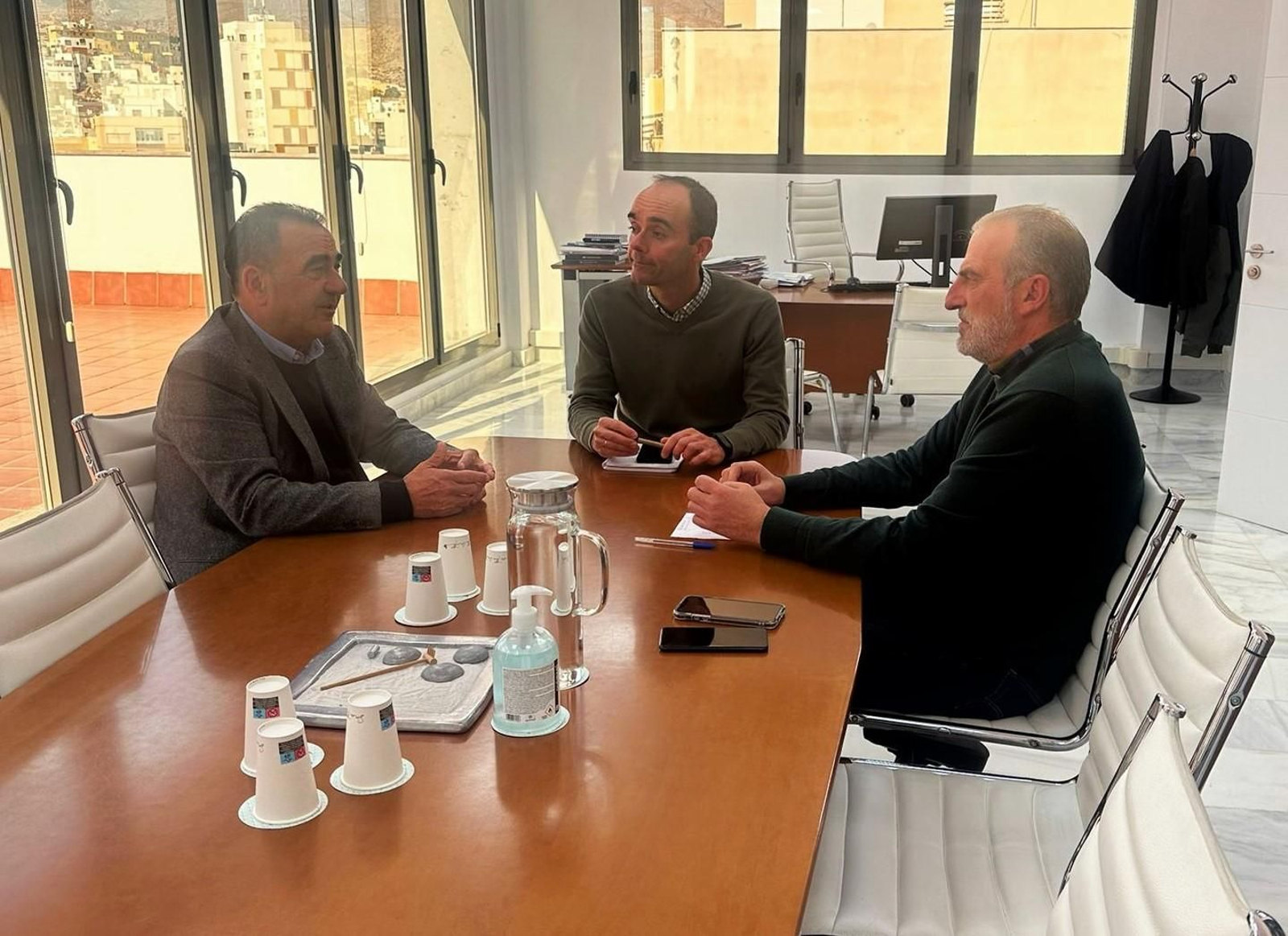 Reunión del alcalde en la delegación de Sostenibilidad y Medio Ambiente de la Junta.