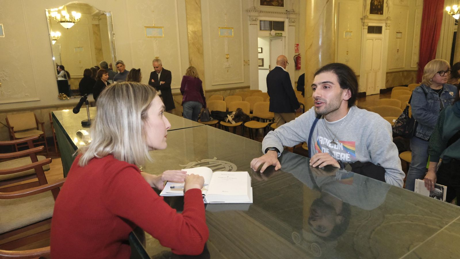 Imágenes del Diario de los Libros con la finalista del Premio Planeta 2024, Beatriz Serrano