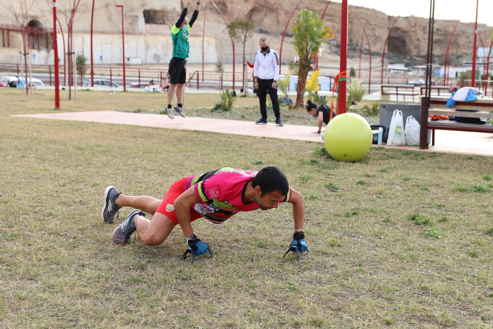 Fotogalería de los gimnasios urbanos en los parques de Almería.