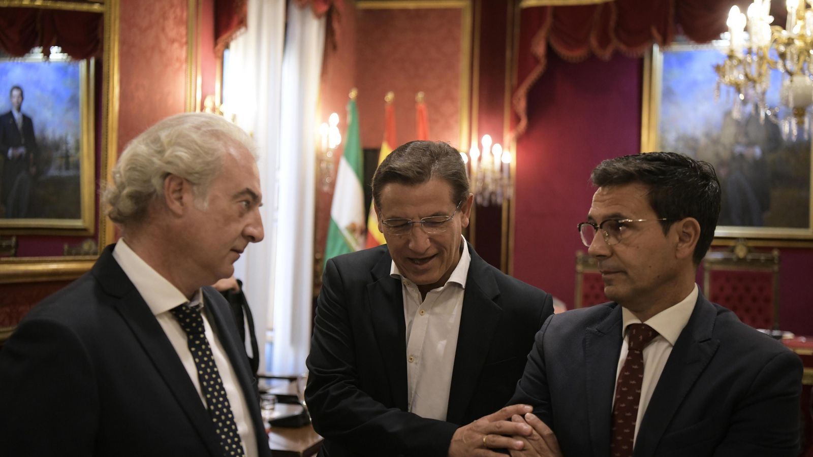 El alcalde Luis Salvador (centro) y el concejal José Antonio Huertas (izquierda) facilitarían el bastón de mando de Granada a Paco Cuenca El alcalde Luis Salvador (centro) y el concejal José Antonio Huertas (izquierda) facilitarían el bastón de mando de Granada a Paco Cuenca
