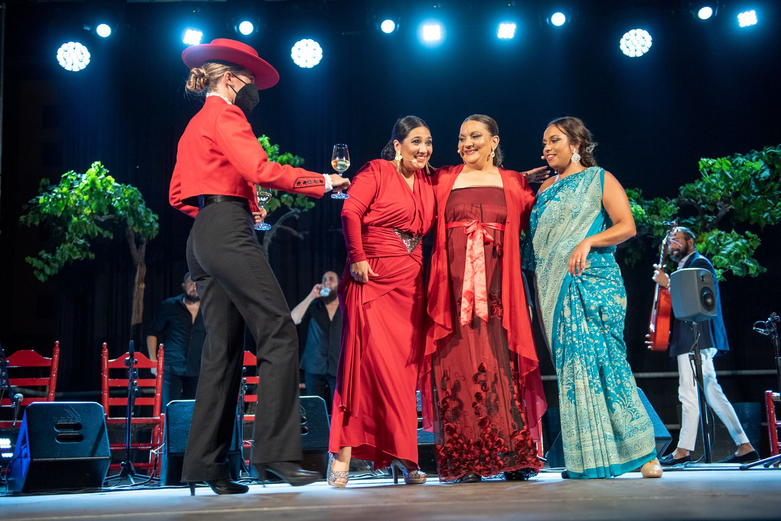 Anabel Valencia, La Tana y María Terremoto, junto a una chica Tío Pepe.