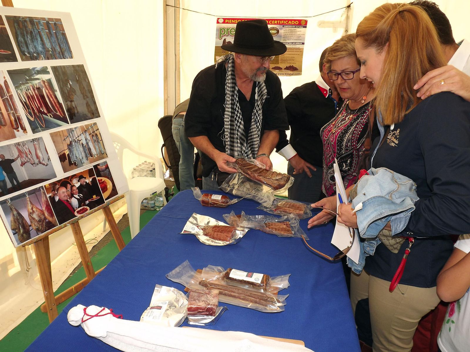 La producción de embutidos y jamones de cordero lojeño oscila entre los 500 y 1.000 kilos mensuales.