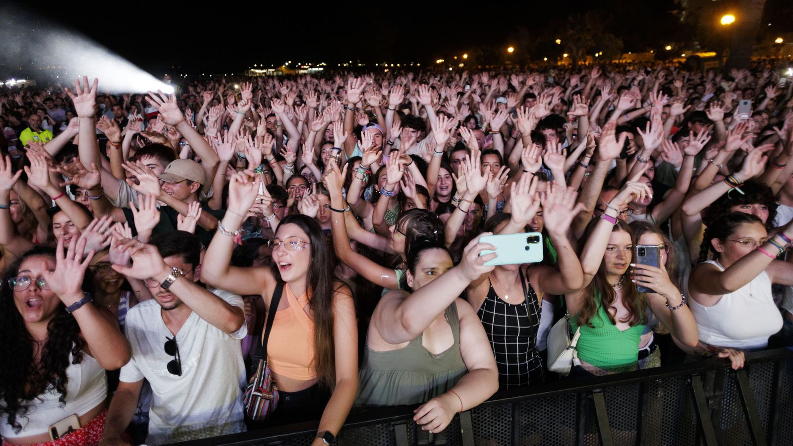 Numeroso público, en el concierto de Los 40 que el año pasado se celebró en la playa de La Casería.