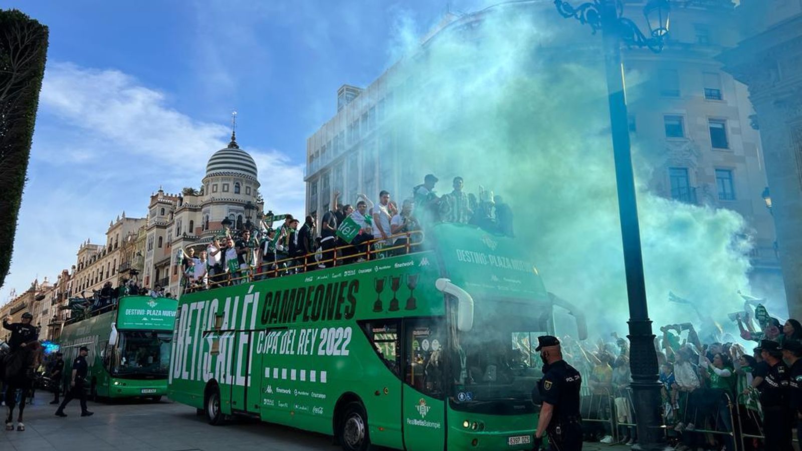 Fiesta verdiblanca en la Avenida de la Constitución