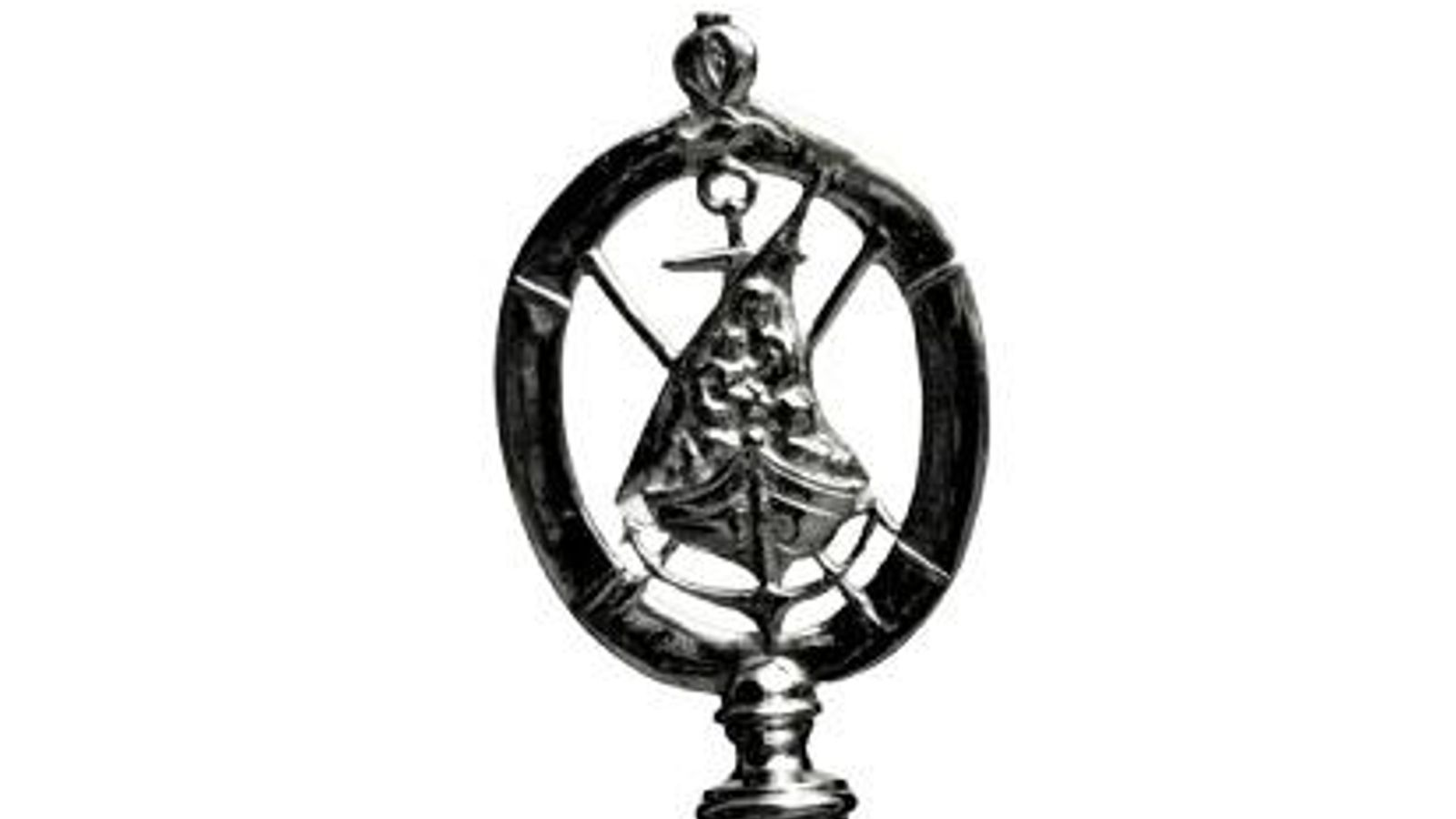 Antigua ara de miembro de junta con elementos marineros.