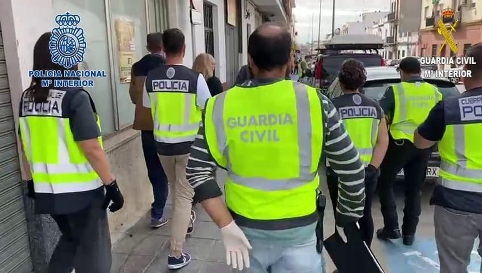 Agentes de la Policía Nacional y la Guardia Civil, durante un registro de la operación Ranger-Saoko.