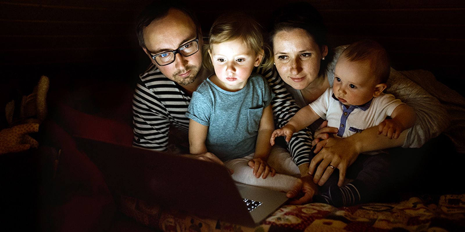 Familia conectada a Internet.