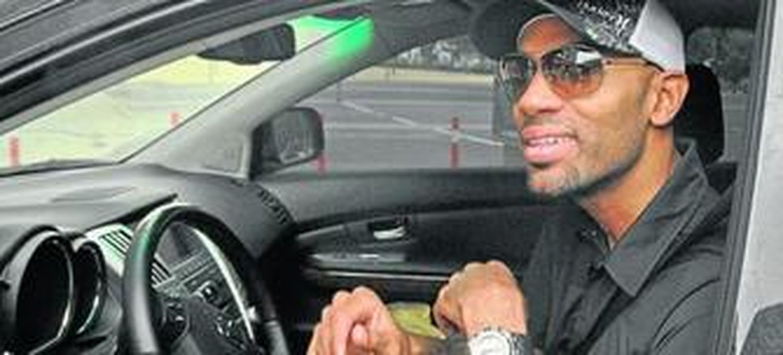 Frederic Kanoute sonríe montado en su coche en una imagen tomada recientemente.
