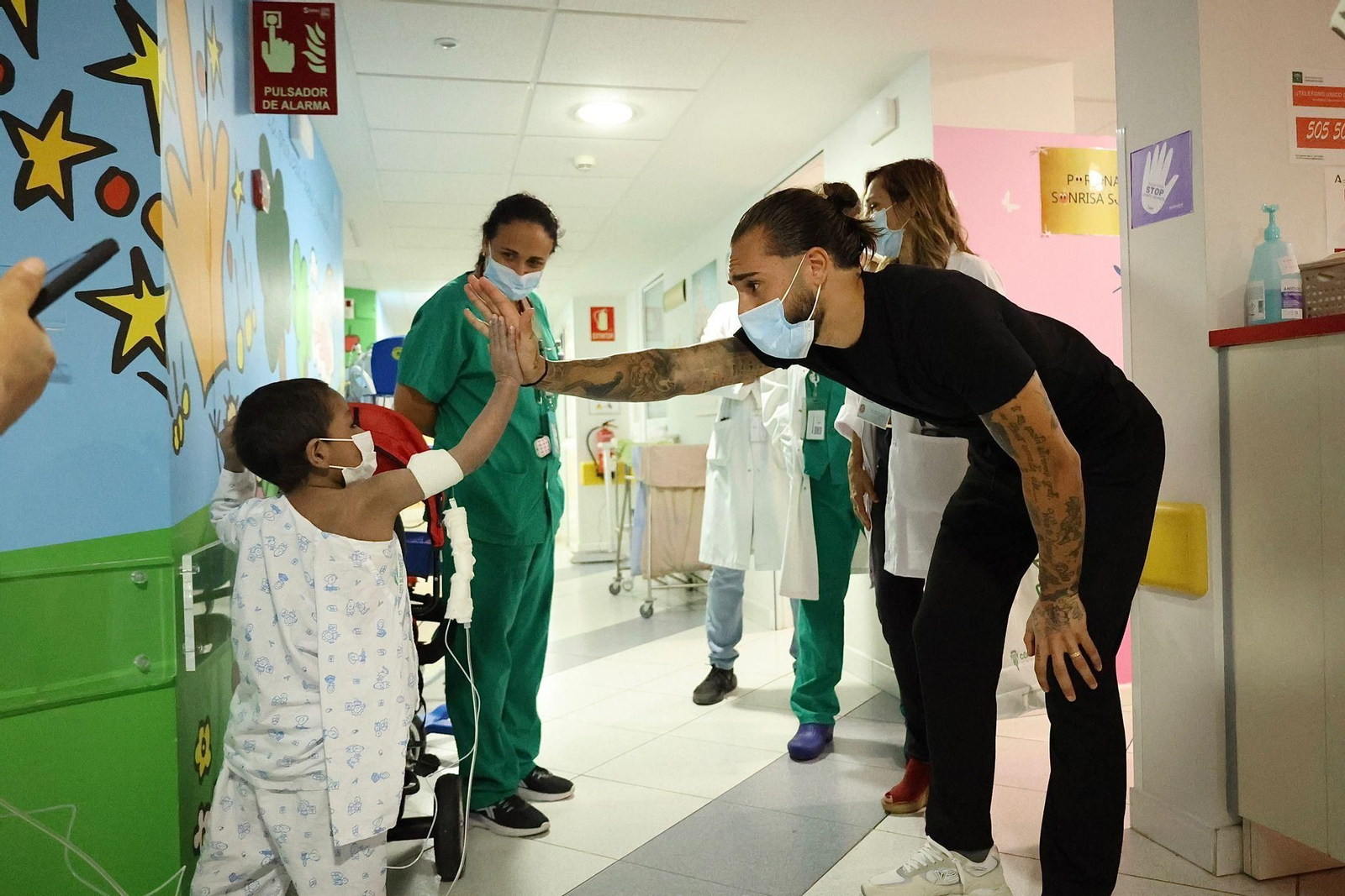 Gudelj visita a los niños hospitalizados en el Reina Sofía de Córdoba. Gudelj visita a los niños hospitalizados en el Reina Sofía de Córdoba.