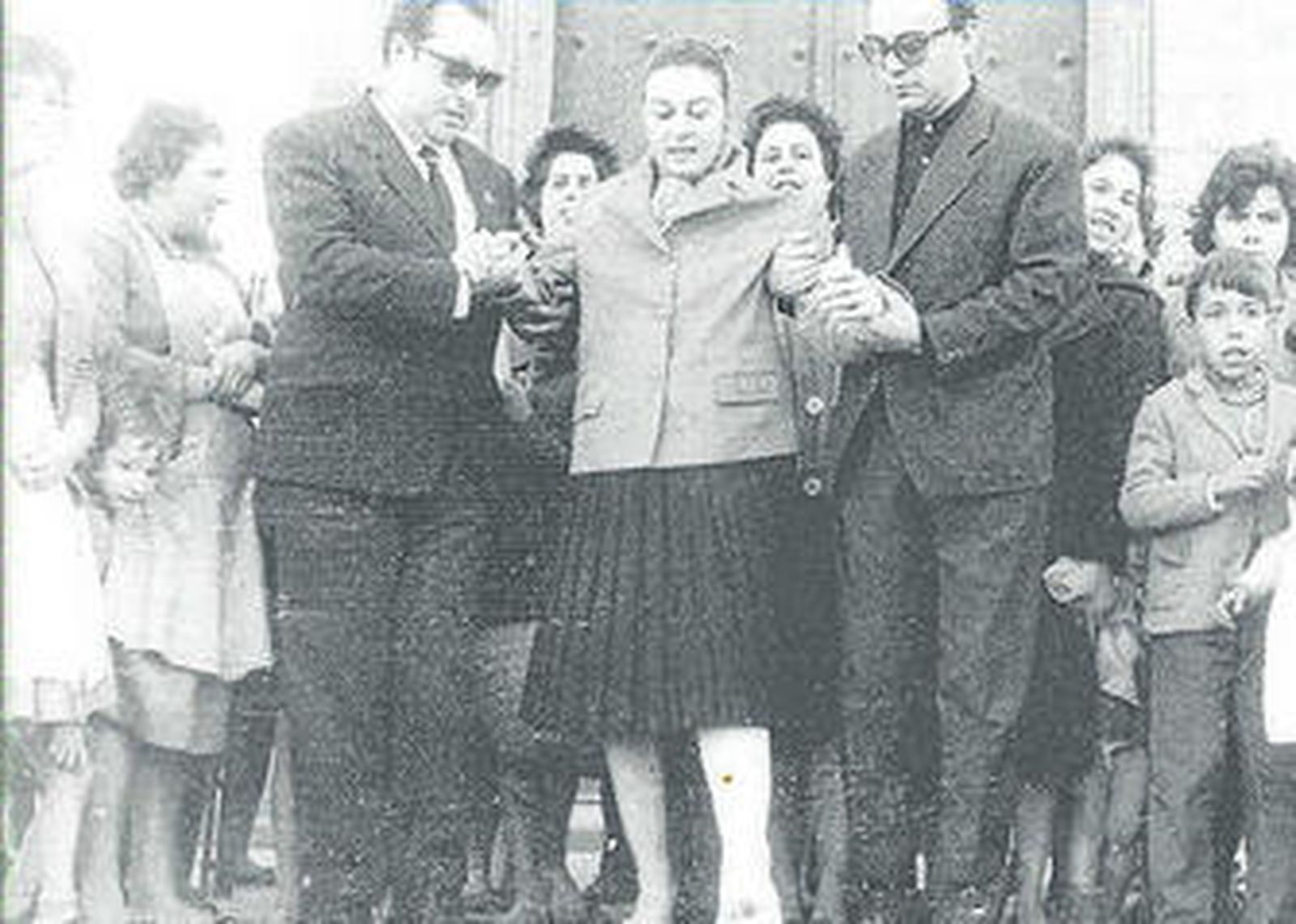 Lolita Sevilla abandona la clínica de San Rafael enyesada, tras la fisura de tibia en las fiestas de Cádiz.