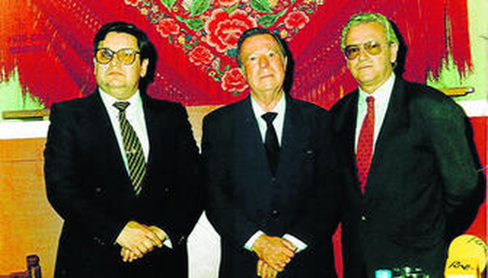 De izquierda a derecha, Ángel Rodríguez Brioso, Pepe Luis Vázquez y Crescencio Torés, el 4 de julio de 1994 en el Círculo Mercantil de La Línea.