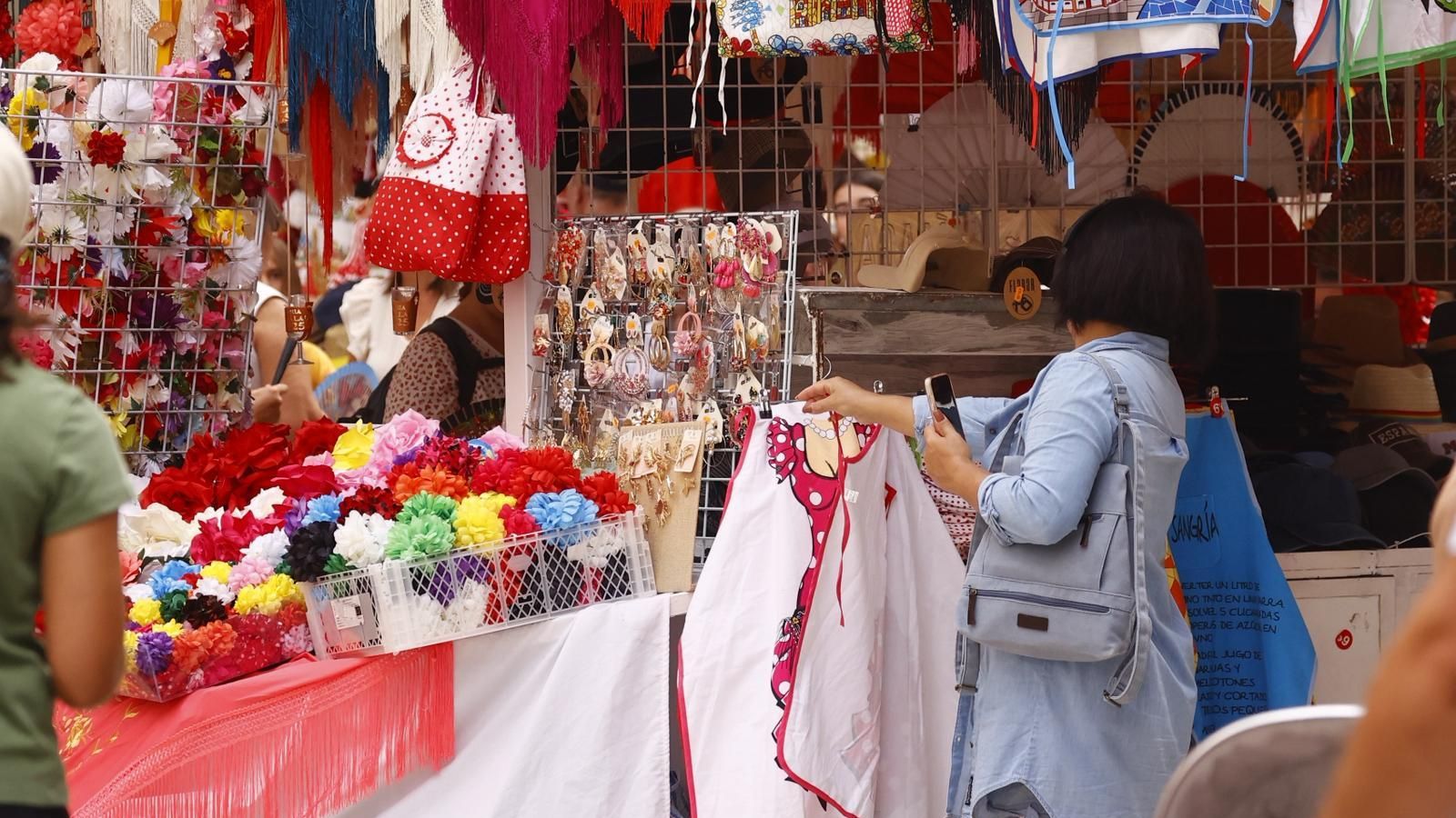 Un puesto de abanicos, flores y pendientes en calle Larios.
