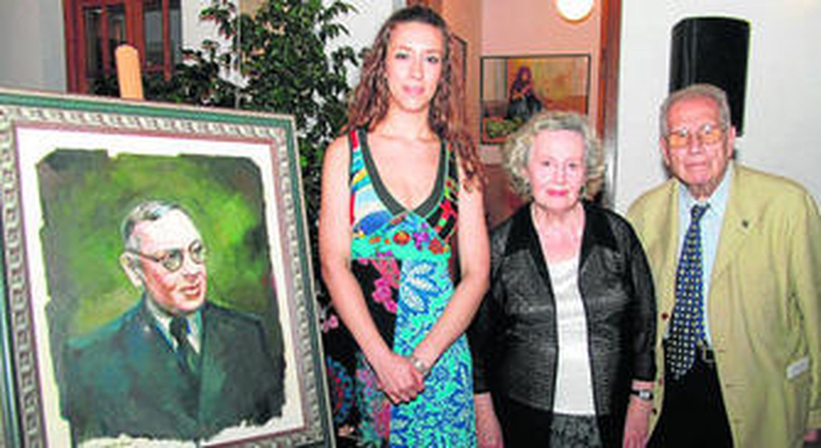 La ganadora del premio, Consuelo Pérez Colodrero, con María de los Ángeles Infante y Pedro Ruiz-Berdejo, presidenta y vicepresidente de la Fundación Blas Infante, junto a un retrato del Padre de la Patria Andaluza.