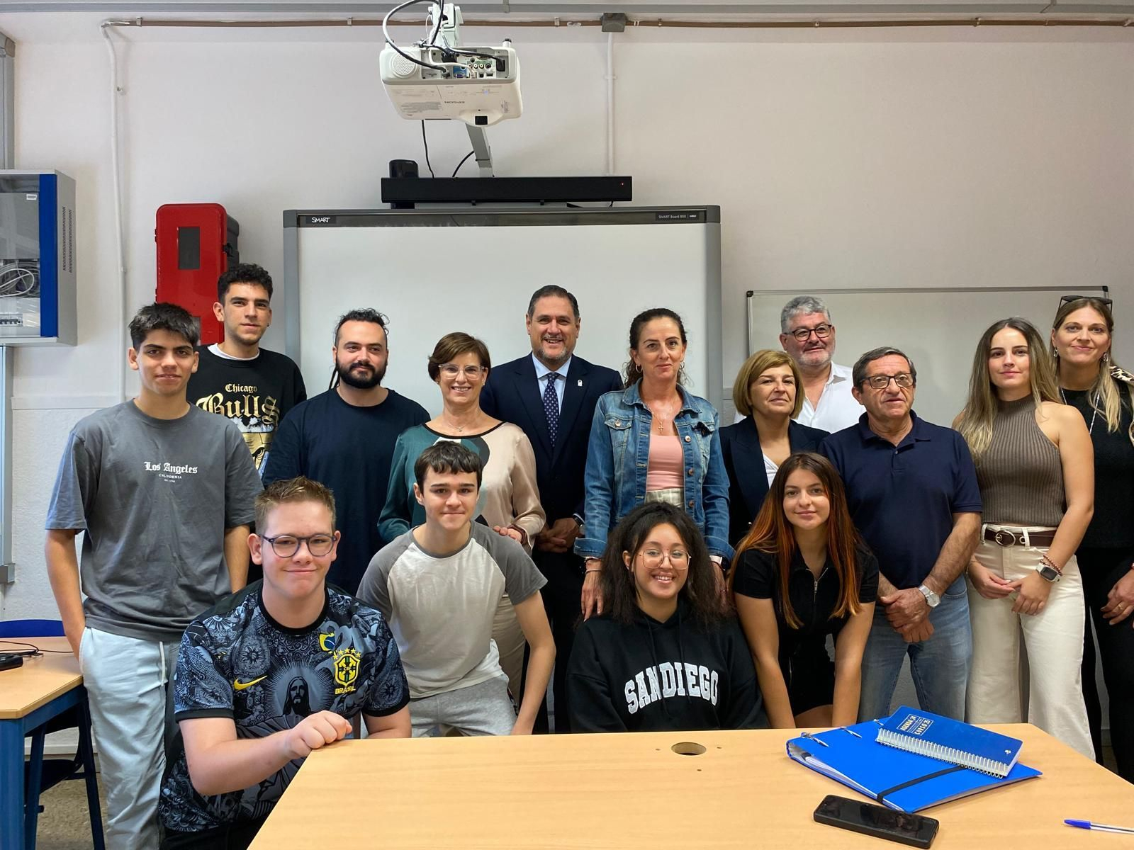 La delegada del Gobierno, Aránzazu Martín, y el delegado de Desarrollo Educativo, Francisco Alonso, junto al alumnado del ciclo formativo del Instituto de Albox La delegada del Gobierno, Aránzazu Martín, y el delegado de Desarrollo Educativo, Francisco Alonso, junto al alumnado del ciclo formativo del Instituto de Albox