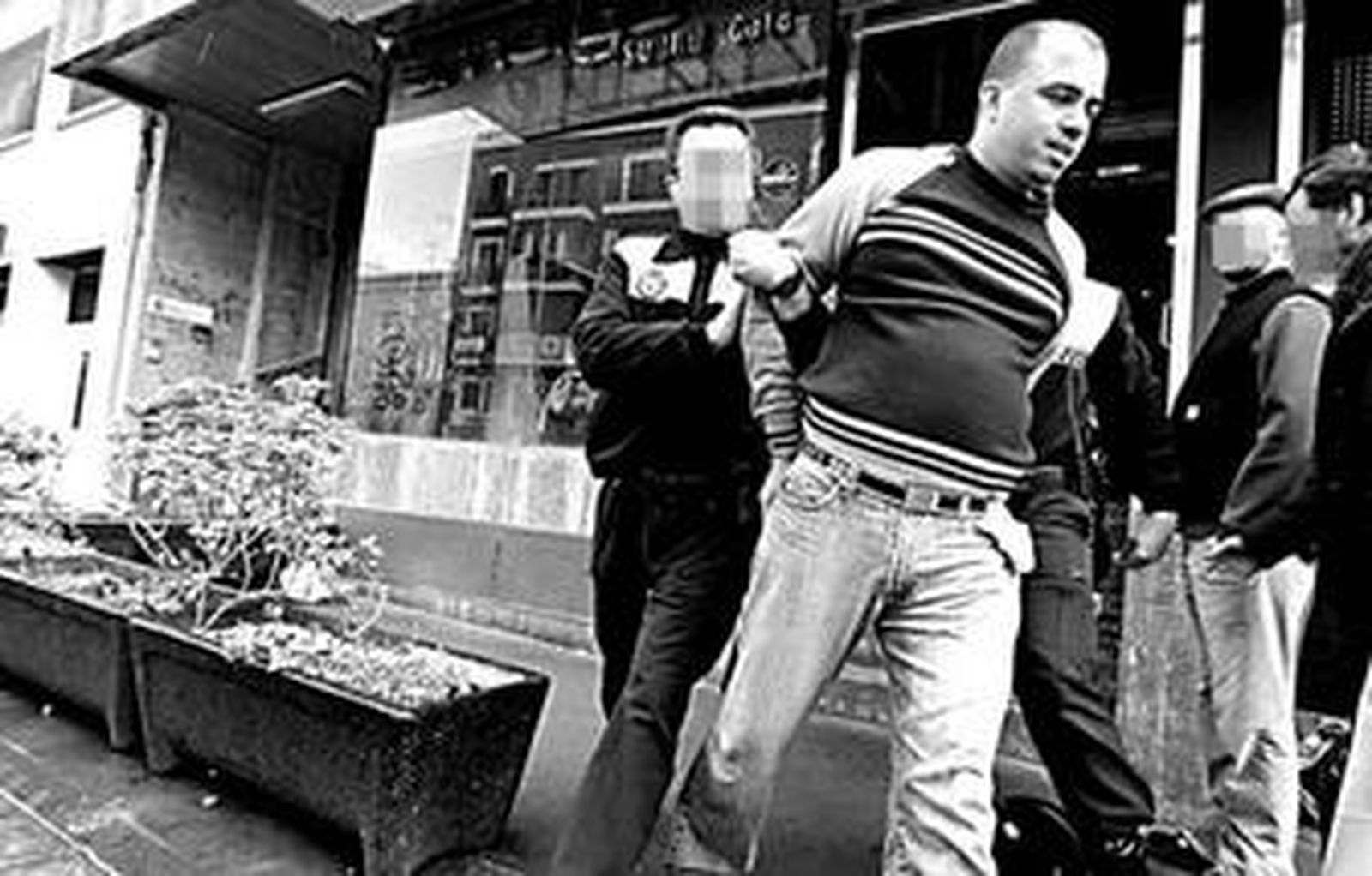 La Policía Local saca engrilletado al presunto agresor que se refugió en un pub tras el asalto a una oficina.