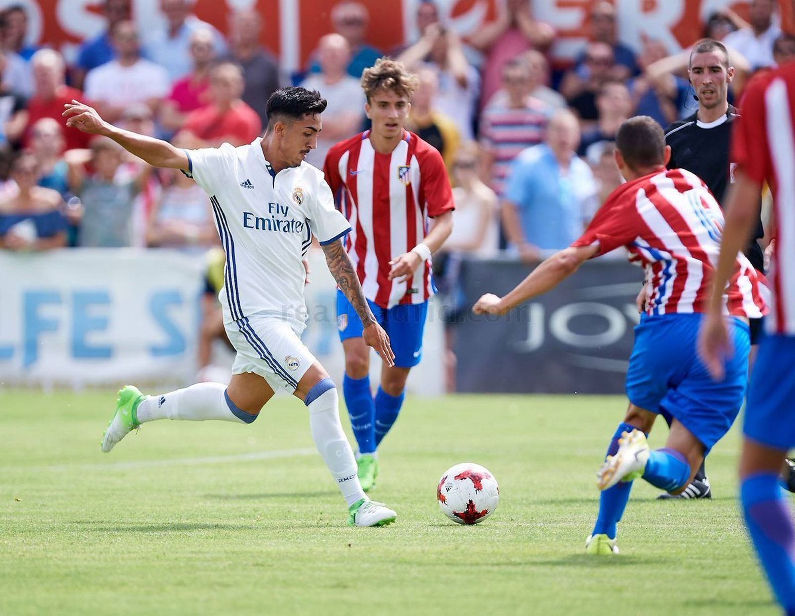 Segura se dispone a golpear el balón durante un encuentro con el juvenil del Real Madrid.