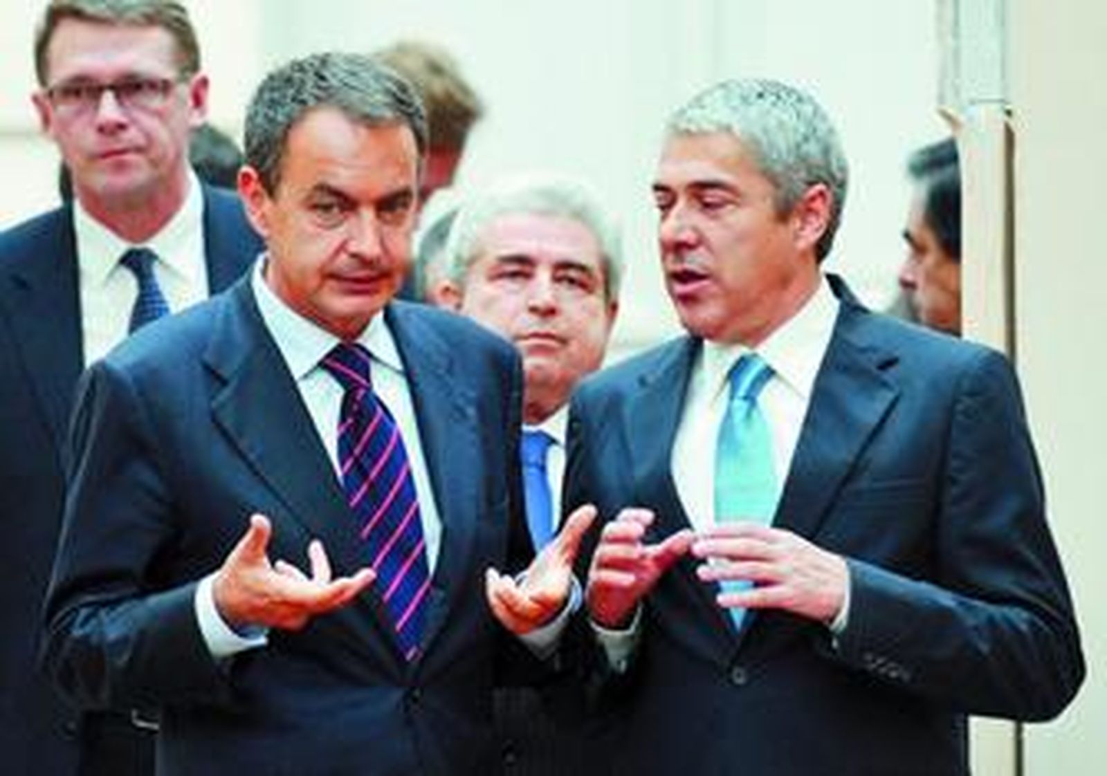 José Luis Rodríguez Zapatero, ayer en París, junto al primer ministro portugués, José Sócrates.