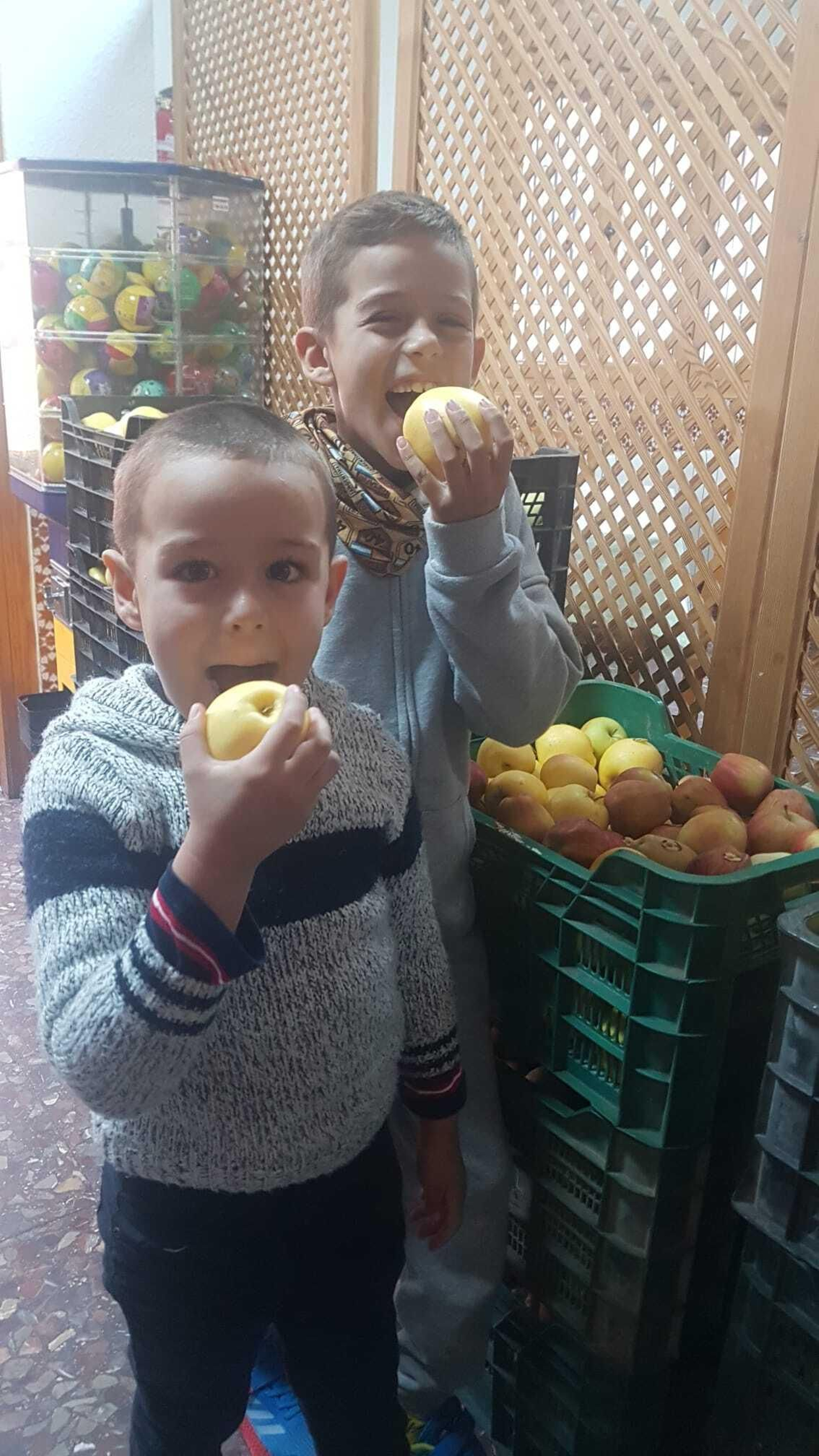 Lucca y Lorenzo se disponen a comerse una manzana en el propio Restaurante Nuño.