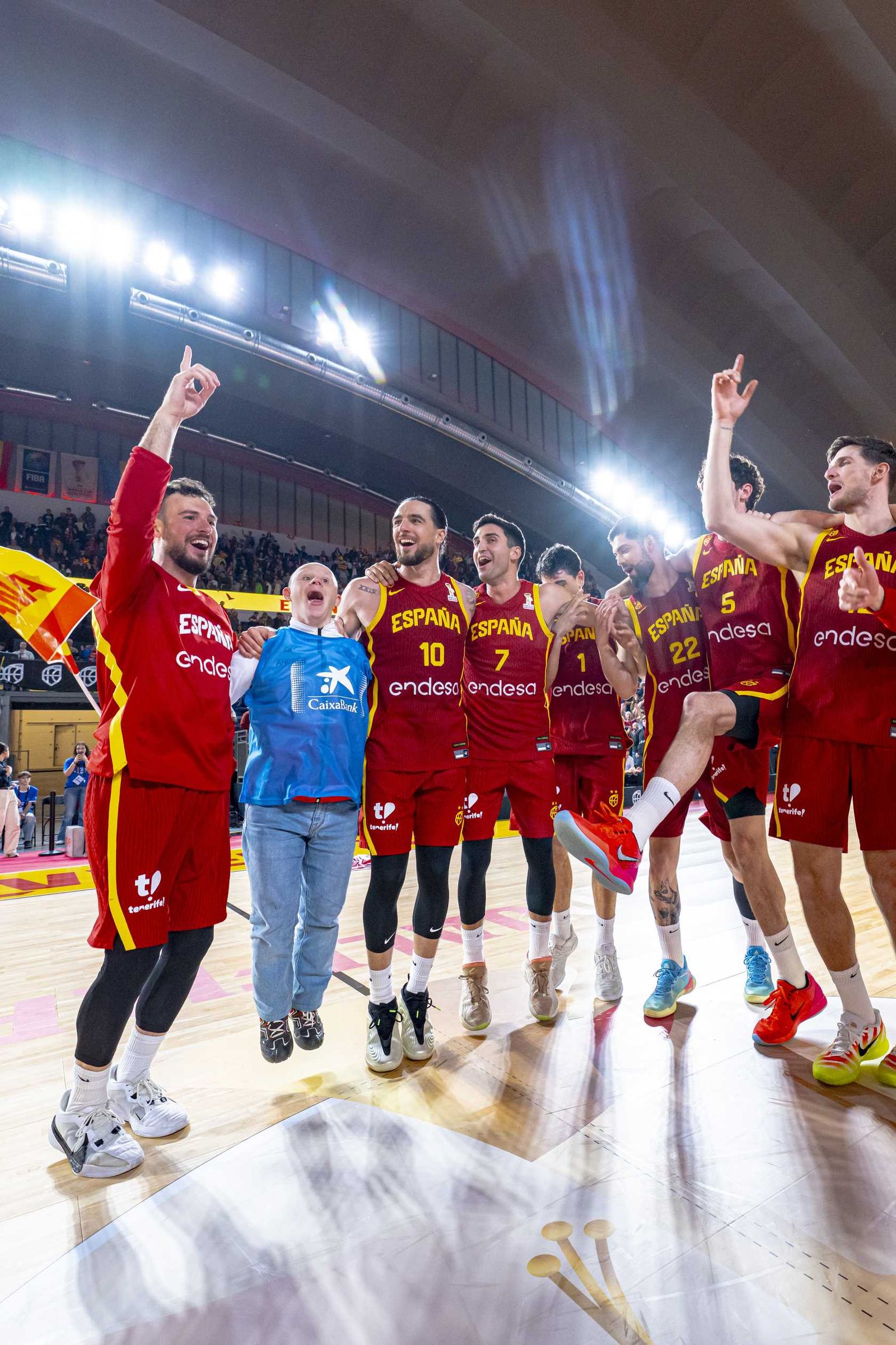 Francis Alonso lidera a una España invicta con 12 puntos