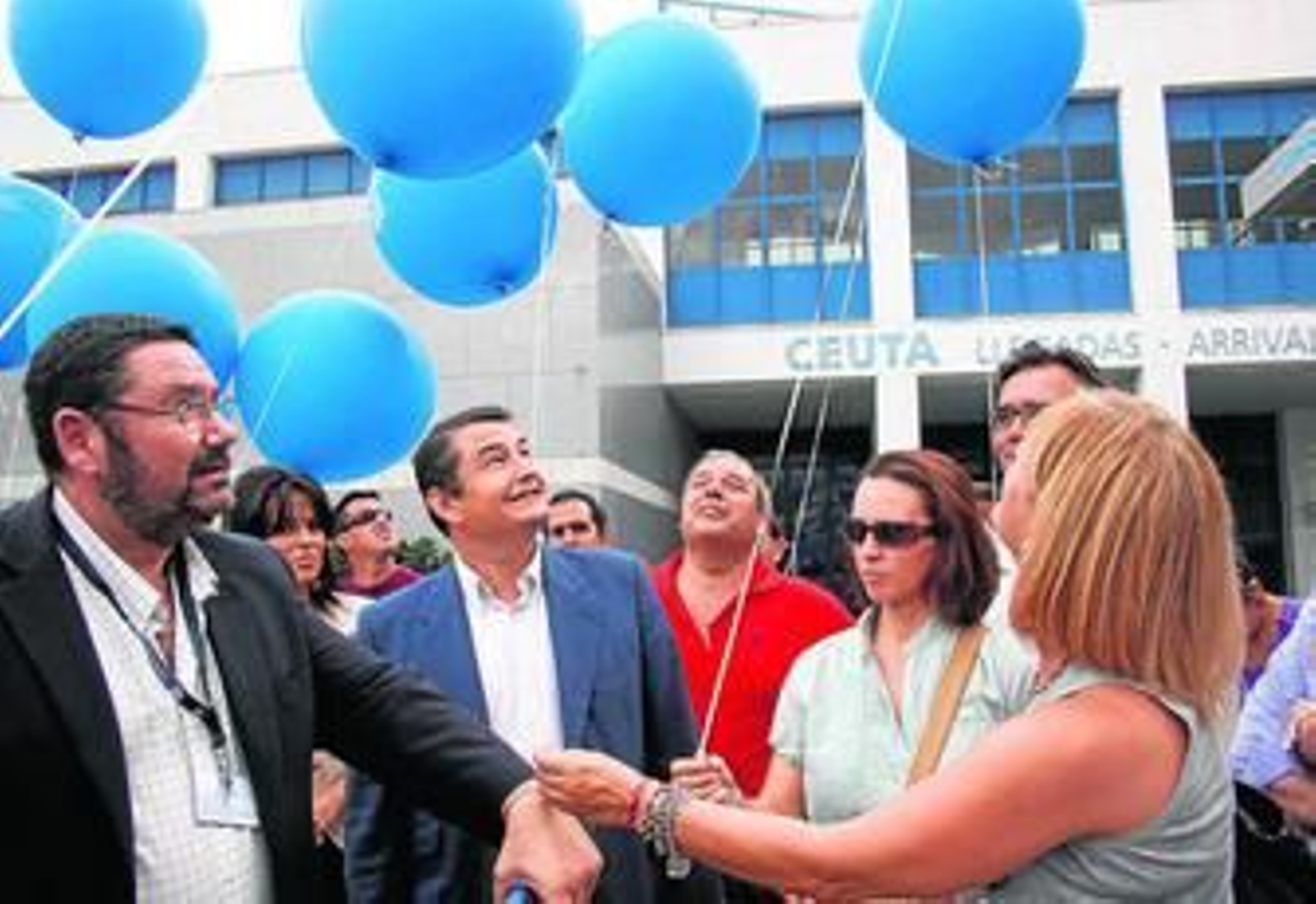 Un momento de la suelta de globos en la estación marítima de Algeciras, ayer.