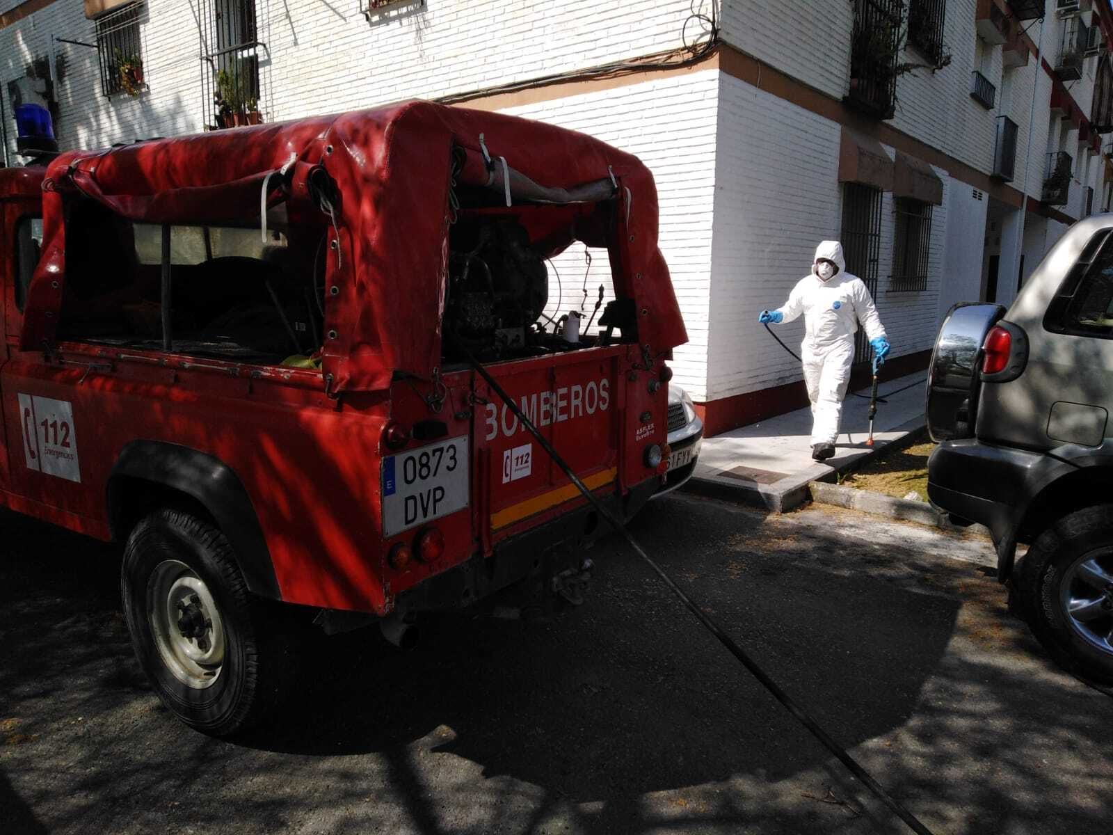 Bomberos durante uno de los trabajos de desinfección.