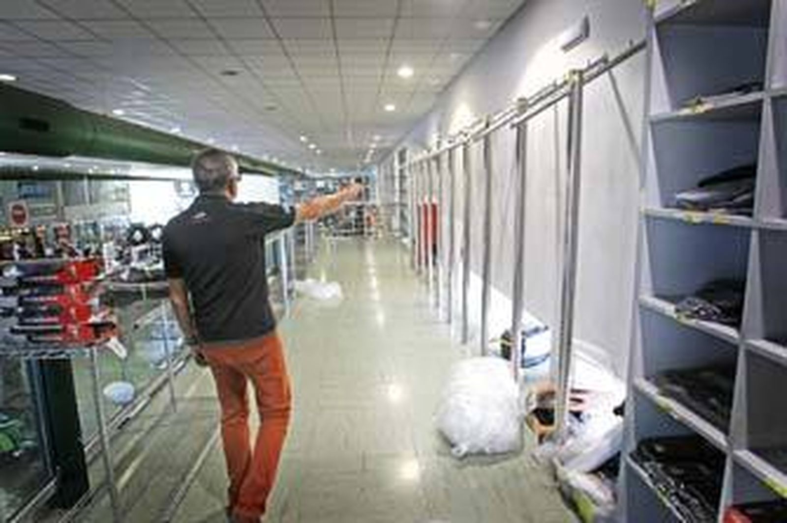 Así apareció a primera hora de ayer el interior de El Motorista, con estanterías vacías. /Pascual