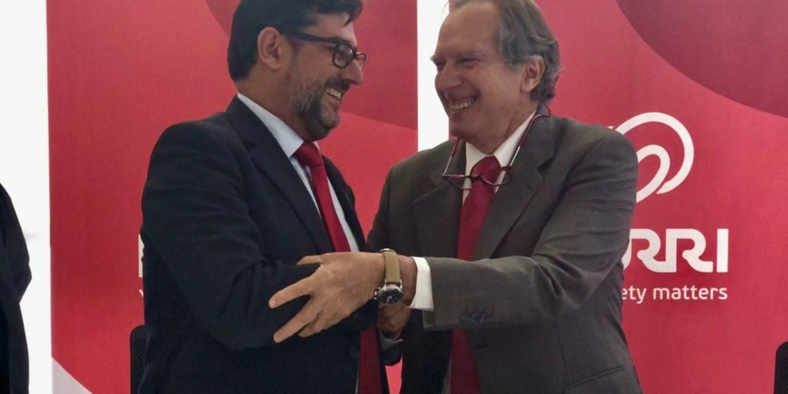 El alcalde de Utrera, José María Villalobos, con el director general de la empresa, Juan Iturri.