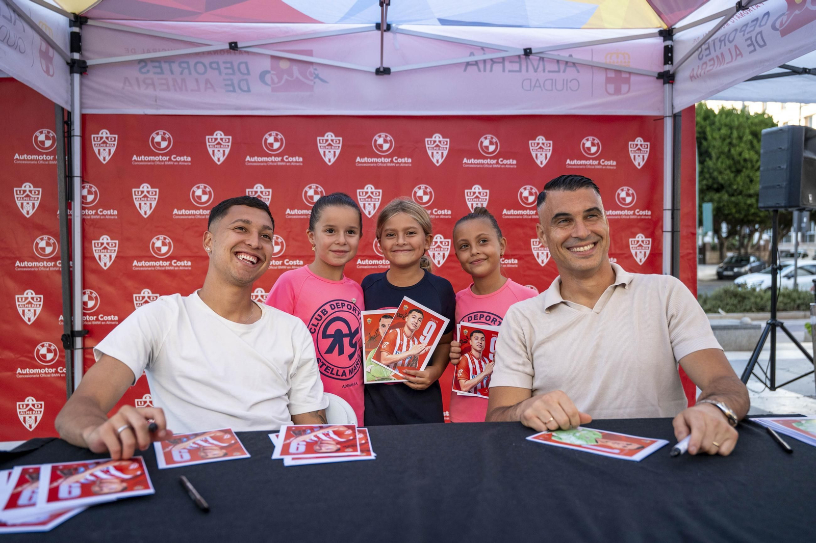 Los jugadores de la UDA Thalys y Andrés firman autógrafos