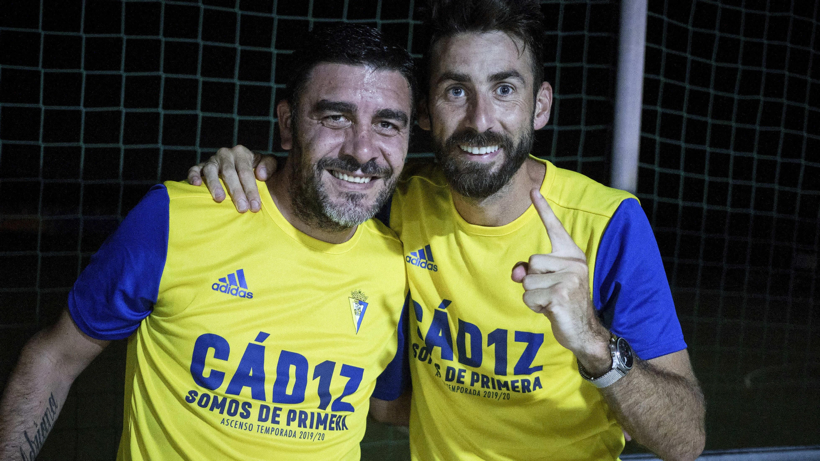 La plantilla del Cádiz celebra por todo lo alto el ascenso en el Rosal