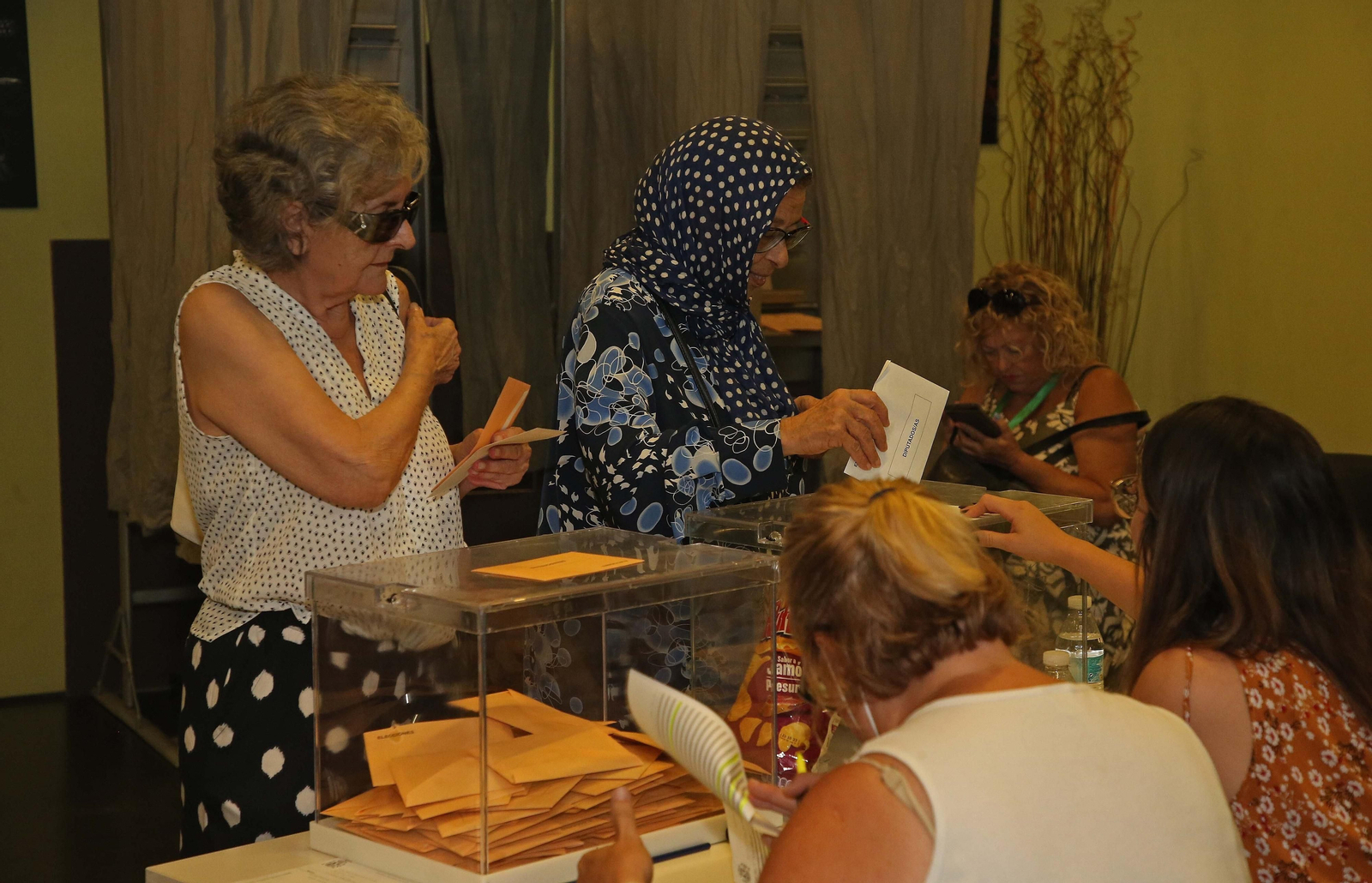 La jornada electoral en Algeciras, en imágenes