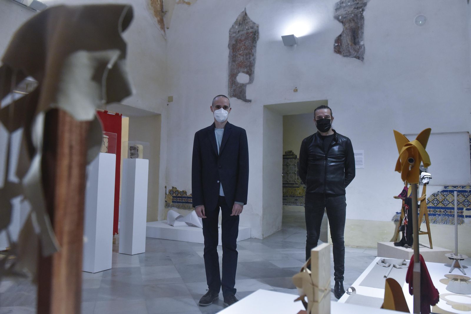 José Miguel Pereñíguez y Andrés Marín ante las piezas de vestuario que usó el coreógrafo para bailar 'La vigilia perfecta'.