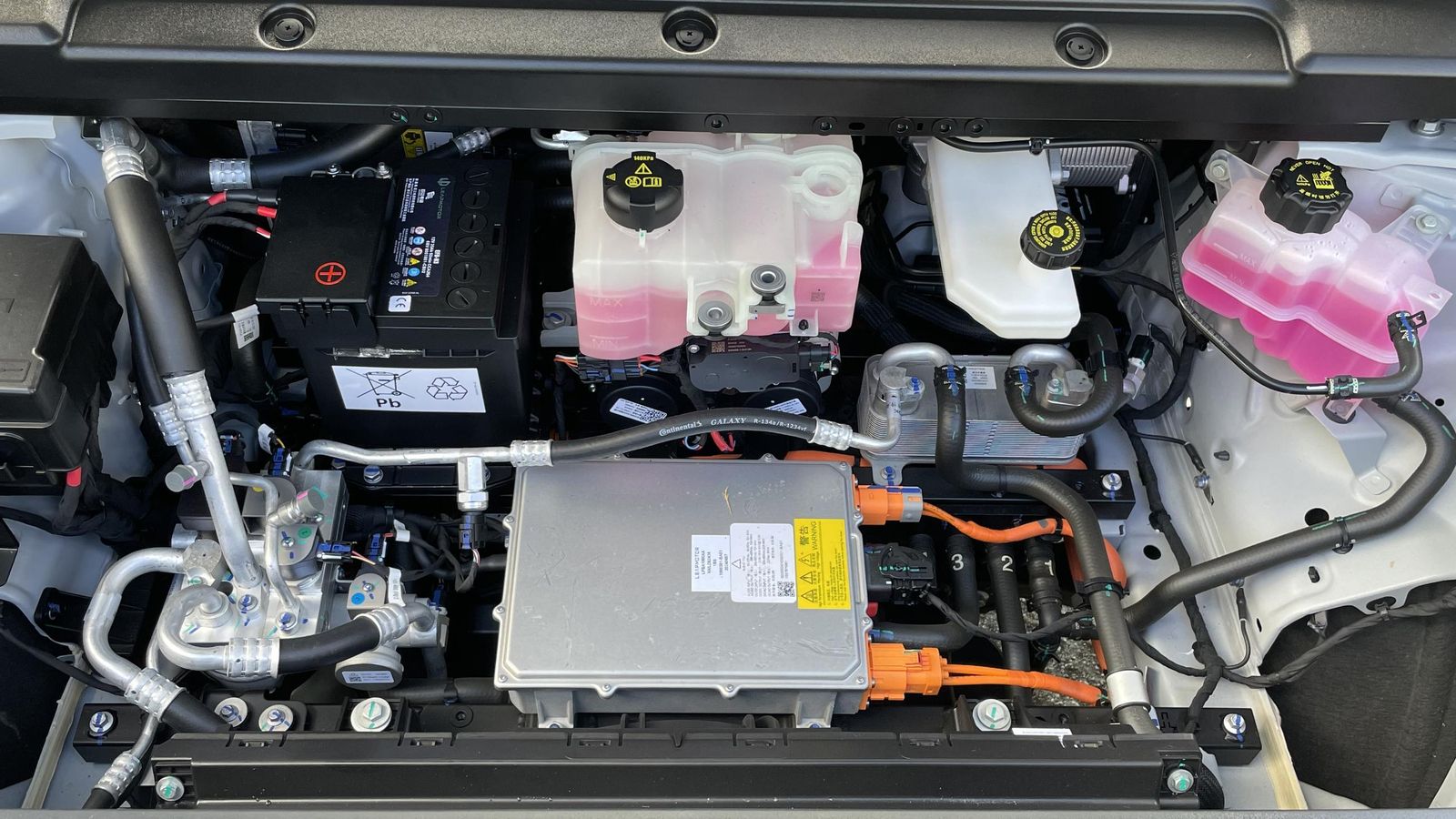 Bajo el capó se encuentra el cargador embarcado y otros elementos correspondientes al sistema de propulsión eléctrico, si bien el motor se sitúa bajo el maletero.