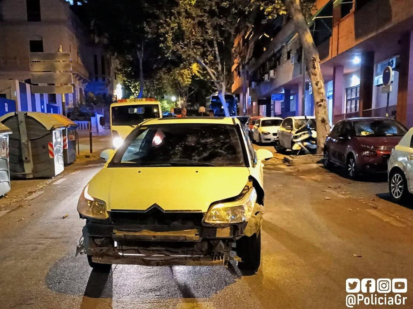 Imagen de uno de los vehículos accidentados colgada en redes por la Policía Local de Granada.
