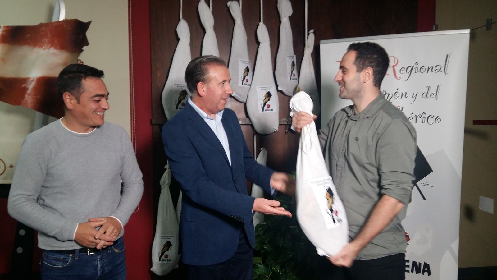 Un vecino de Sevilla se lleva casi 100 kilos de jamón de Aracena