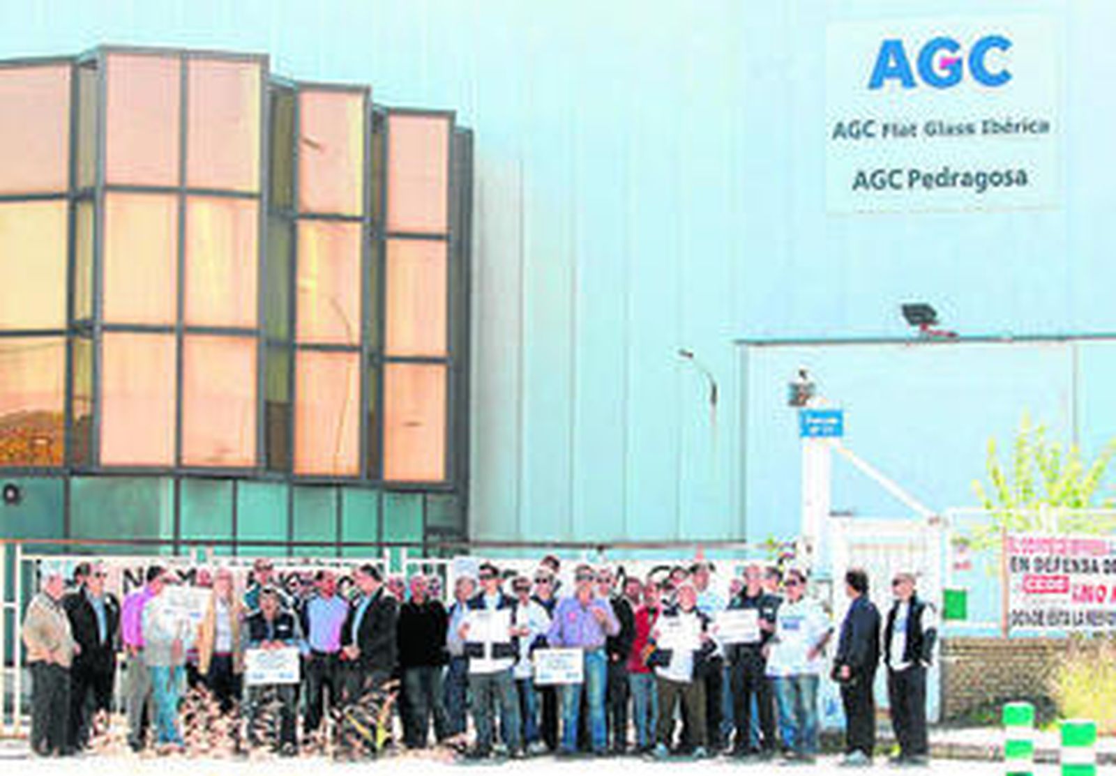 La plantilla concentrada a las puertas de la fábrica.