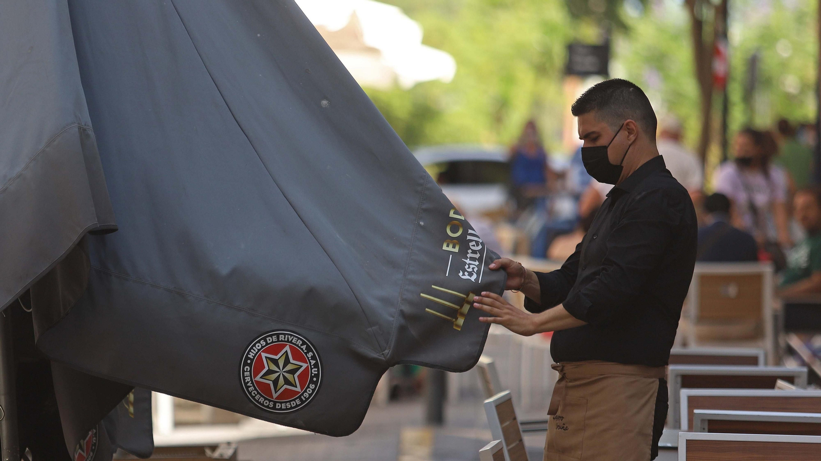 Un camarero instala una terraza en Algeciras.