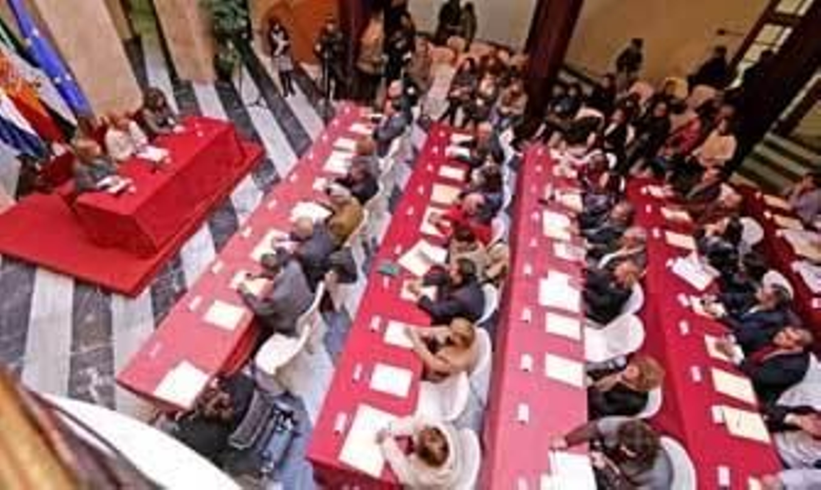 Un momento de la firma ayer de los convenios, con representantes de todos los colectivos, en el vestíbulo del Ayuntamiento. /Miguel Ángel González