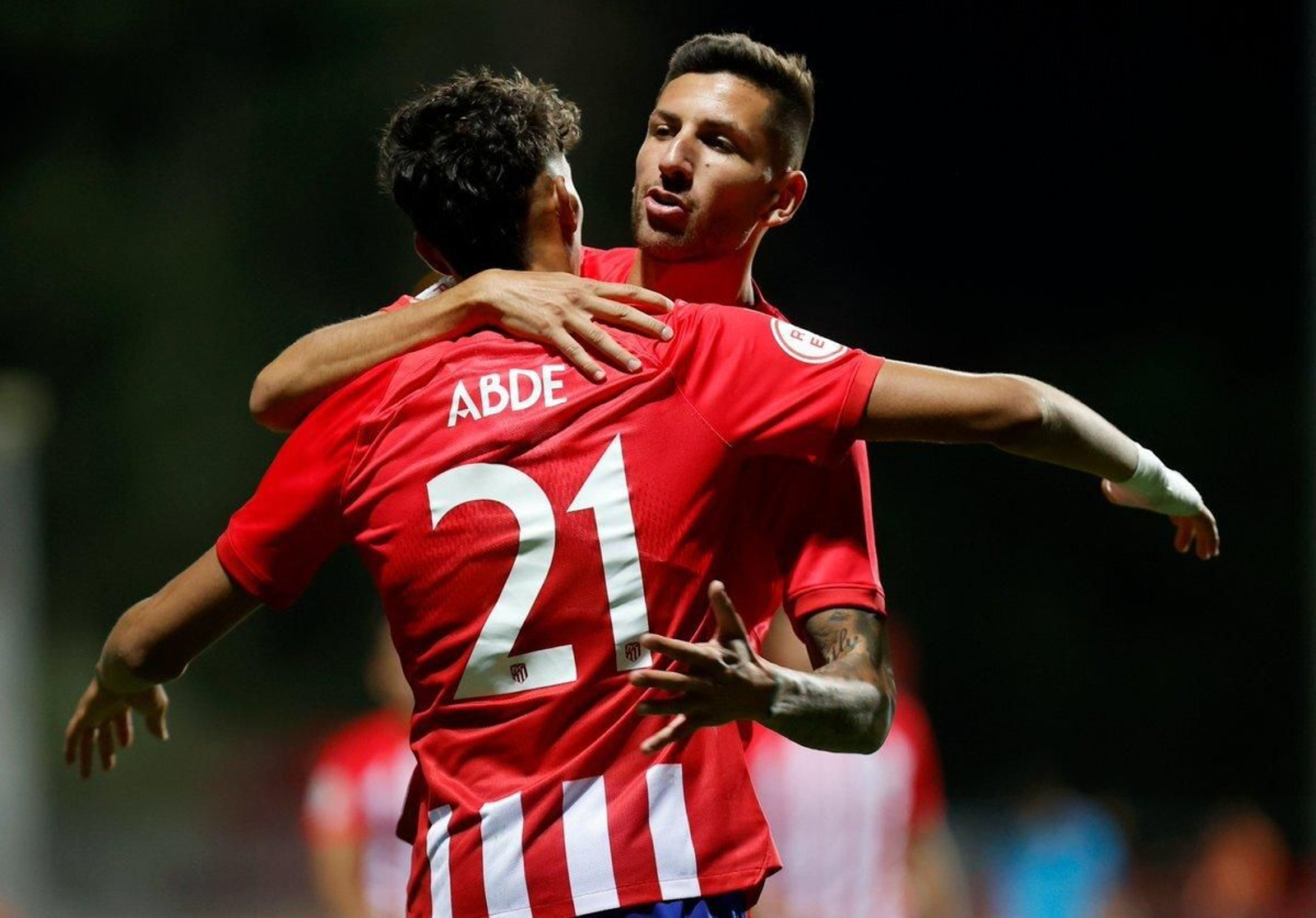 Mariano abraza a Abde.