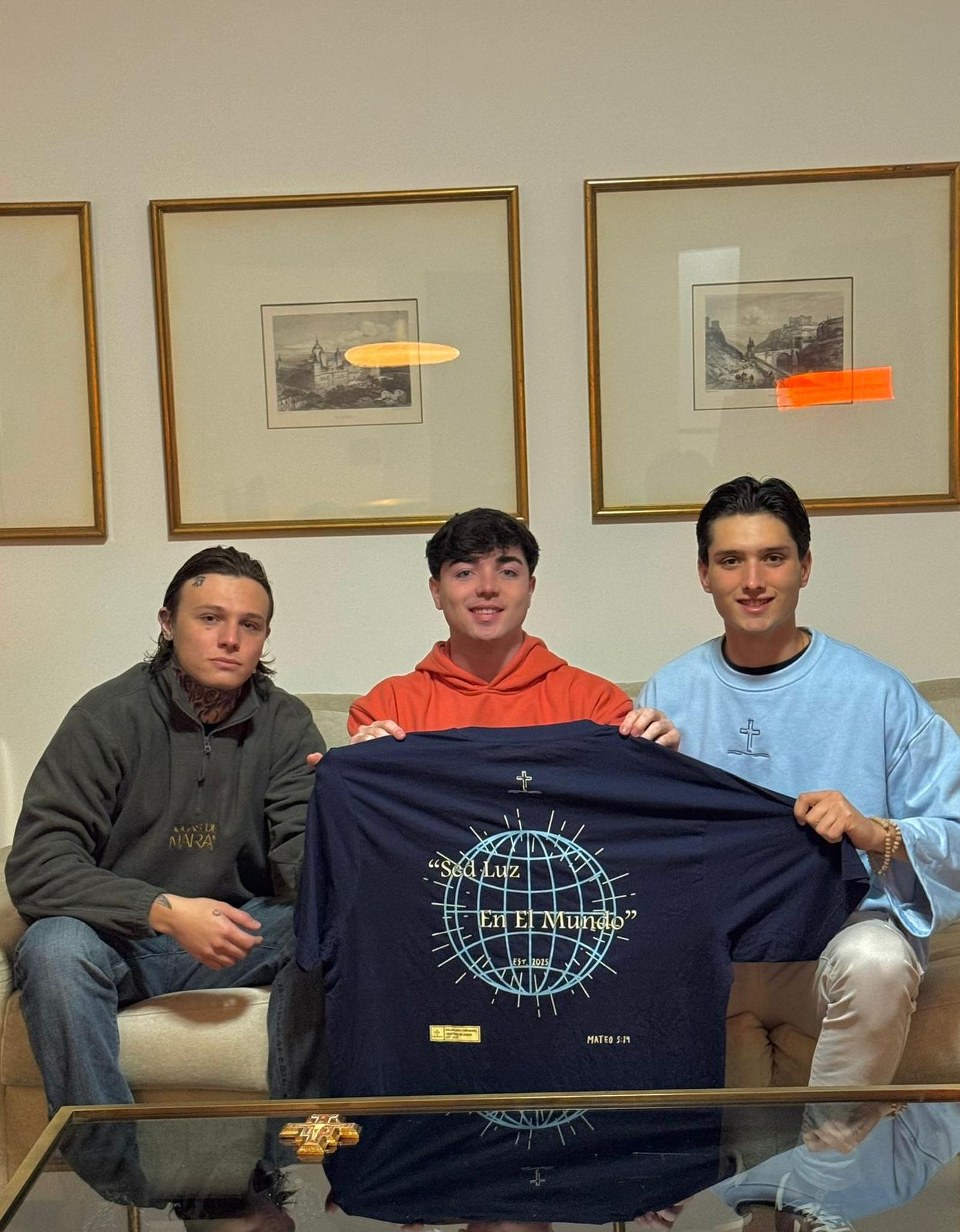 Adriá, Pablo y Álvaro posan junto a una de las prendas de la marca.