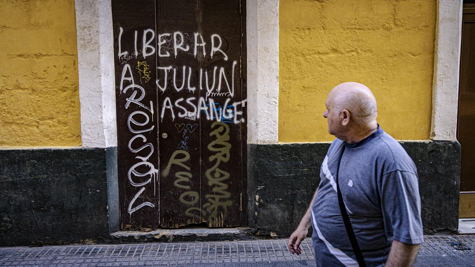 Pintadas y grafitis en el centro de Cádiz