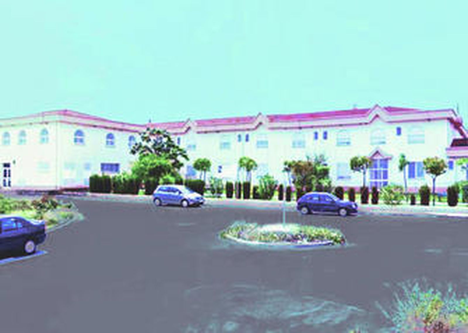 Vista de la fachada principal de la residencia de mayores de Tharsis.