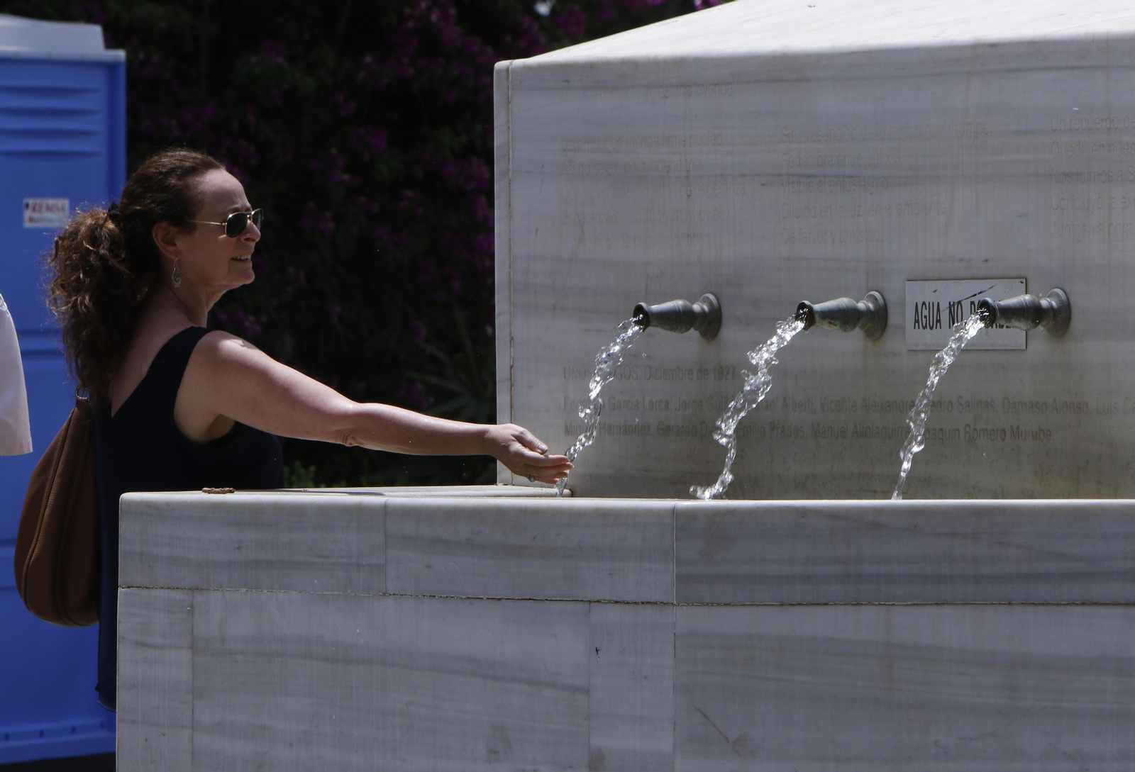 Las fuentes de la ciudad sirven estos días para refrescarse de las altas temperaturas.
